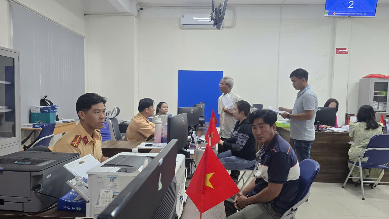 Cần Thơ đẩy mạnh số hóa giấy tờ, kết nối dịch vụ công trực tuyến- Ảnh 3. Cần Thơ đẩy mạnh số hóa giấy tờ, kết nối dịch vụ công trực tuyến- Ảnh 3.
