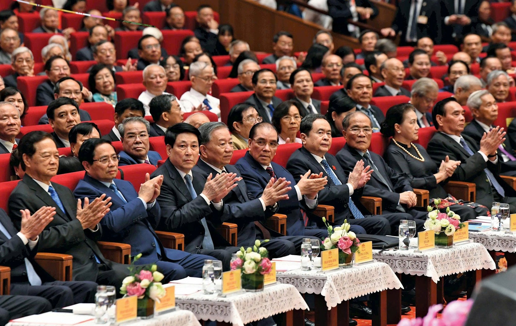 Bày tỏ lòng biết ơn sâu sắc đối với các thế hệ đại biểu Quốc hội qua các thời kỳ- Ảnh 2. Bày tỏ lòng biết ơn sâu sắc đối với các thế hệ đại biểu Quốc hội qua các thời kỳ- Ảnh 2.