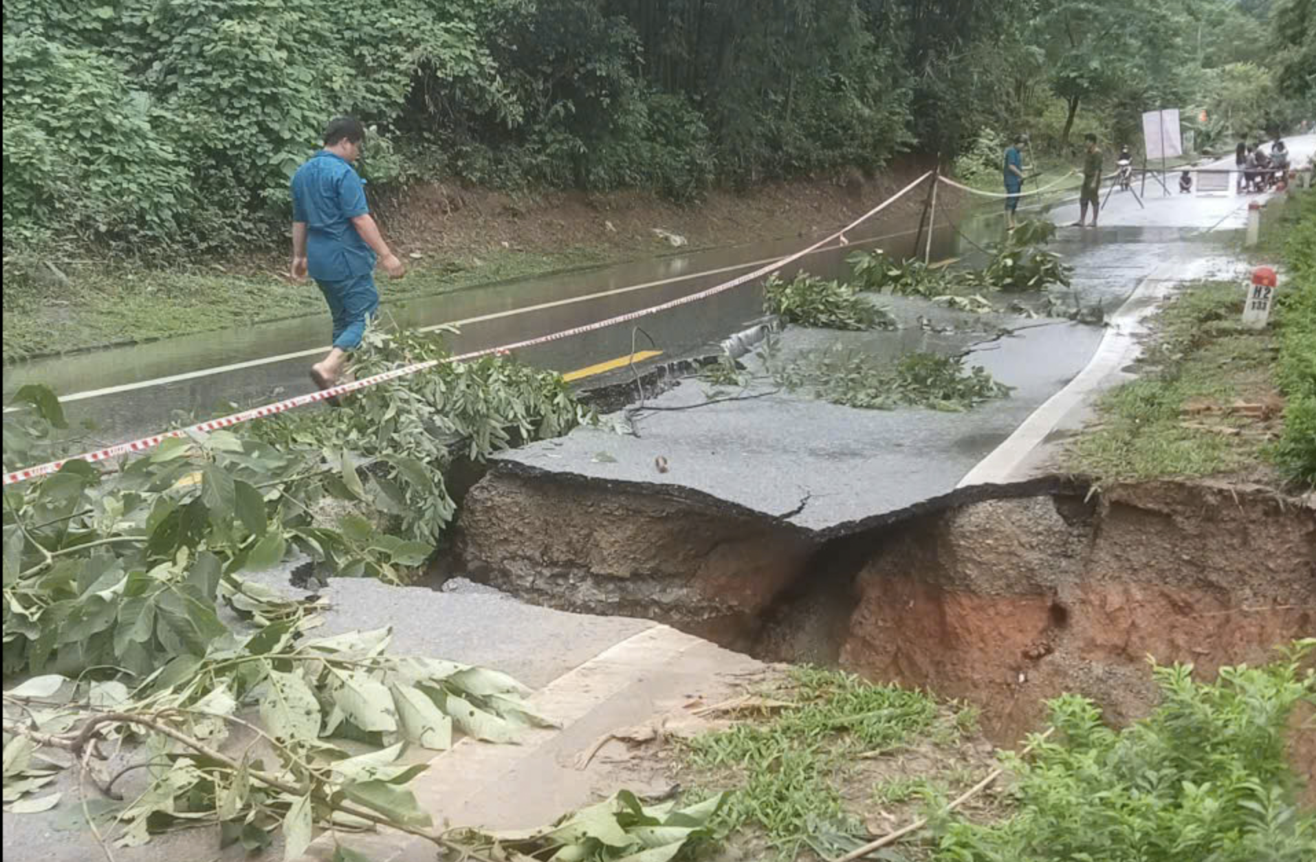 Đặt biển cảnh báo, bố trí trực gác tại các vị trí sạt lở trên quốc lộ- Ảnh 1. Đặt biển cảnh báo, bố trí trực gác tại các vị trí sạt lở trên quốc lộ- Ảnh 1.