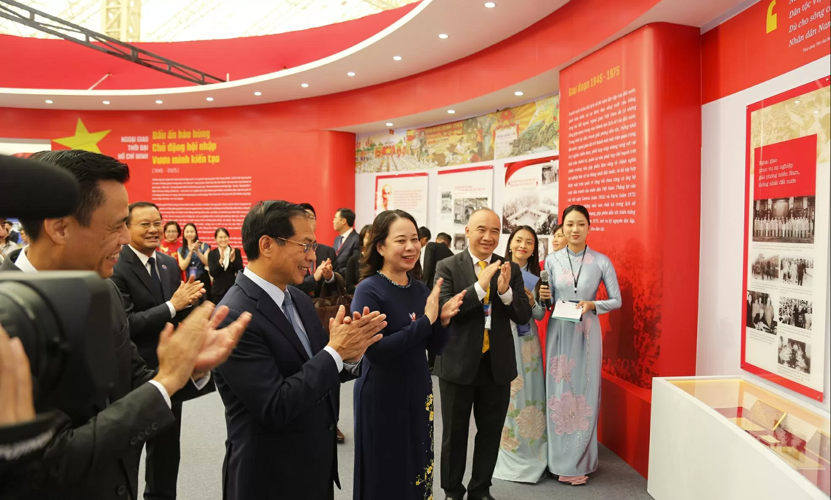 Chùm ảnh: Lãnh đạo Đảng, Nhà nước tham quan Triển lãm '80 năm hành trình Độc lập - Tự do - Hạnh phúc'- Ảnh 11. Chùm ảnh: Lãnh đạo Đảng, Nhà nước tham quan Triển lãm '80 năm hành trình Độc lập - Tự do - Hạnh phúc'- Ảnh 11.