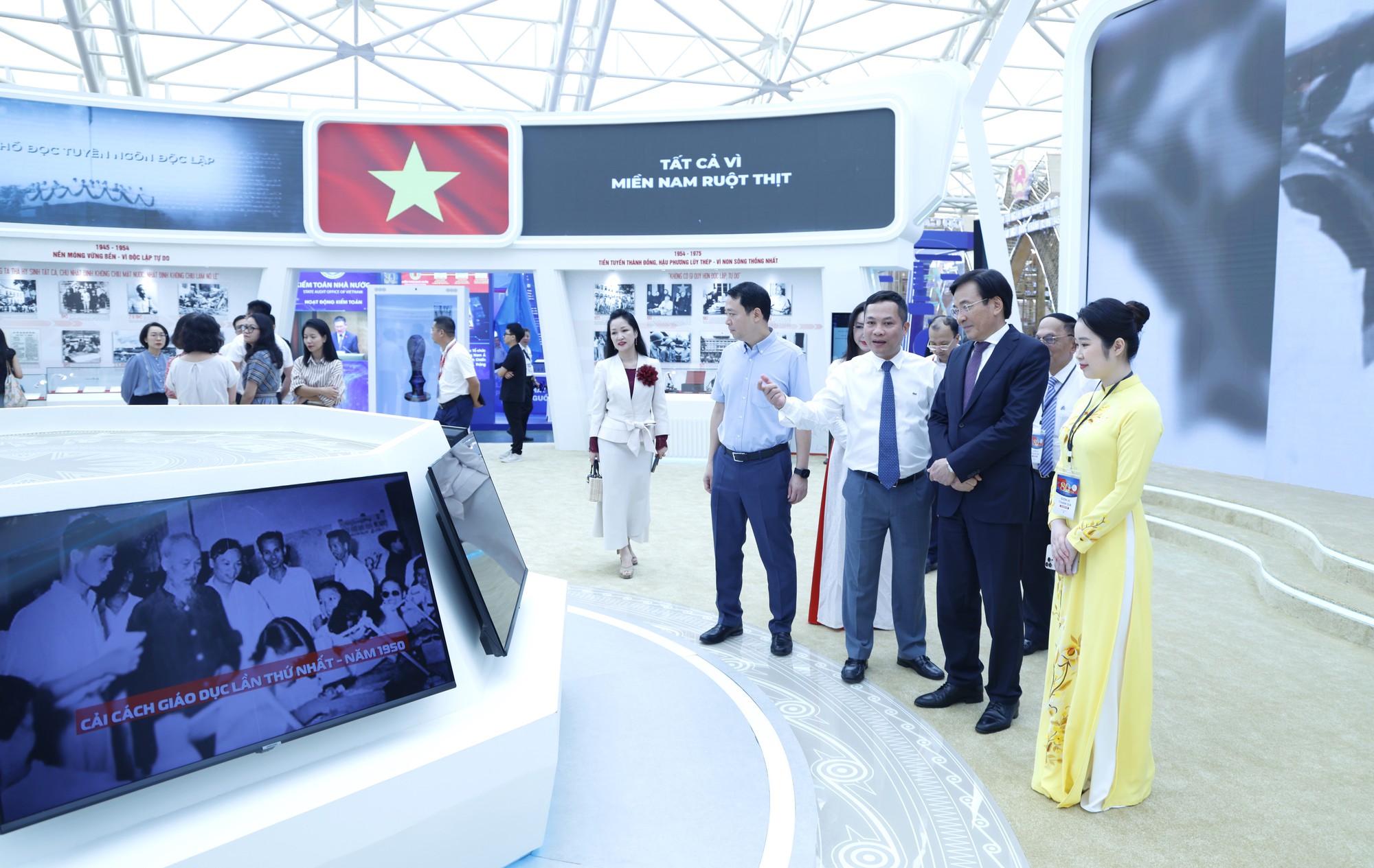 Triển lãm ‘Văn phòng Chính phủ - 80 năm đồng hành cùng dân tộc’- Ảnh 3.