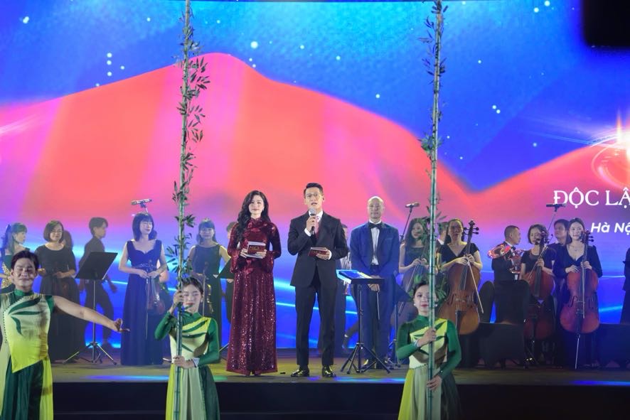Thủ tướng: Triển lãm 80 năm tôn vinh lịch sử vẻ vang, lan tỏa lòng yêu nước, niềm tự hào, khát vọng vươn mình của dân tộc- Ảnh 13. Thủ tướng: Triển lãm 80 năm tôn vinh lịch sử vẻ vang, lan tỏa lòng yêu nước, niềm tự hào, khát vọng vươn mình của dân tộc- Ảnh 13.