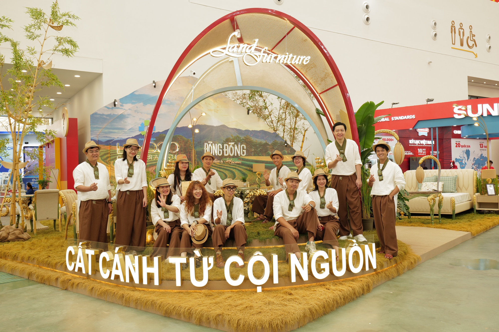 Trưng bày nghệ thuật ‘Cất cánh từ cội nguồn’: Kết nối bản sắc văn hóa Việt - Ảnh 1. Trưng bày nghệ thuật ‘Cất cánh từ cội nguồn’: Kết nối bản sắc văn hóa Việt - Ảnh 1.