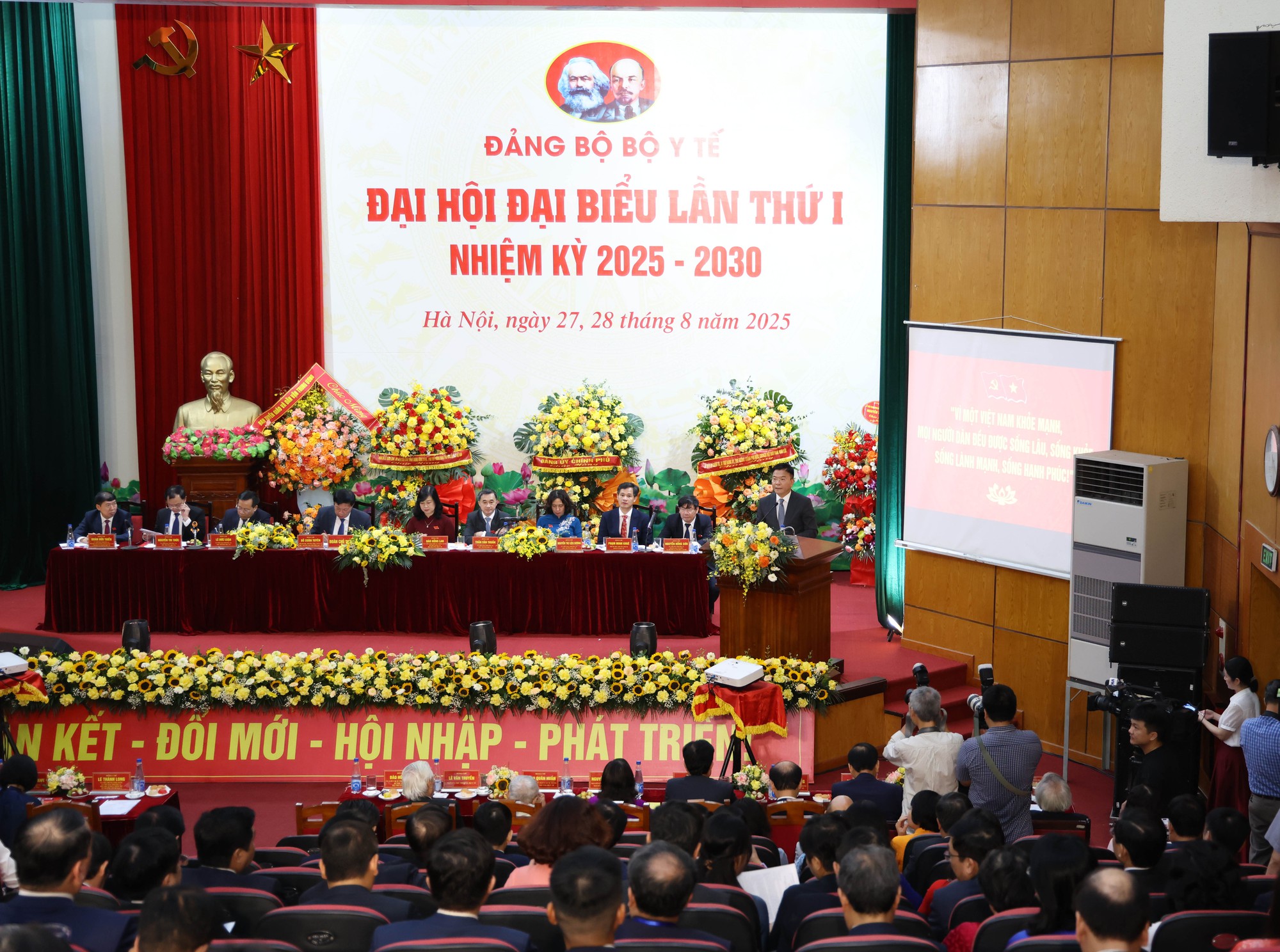 Phó Thủ tướng Lê Thành Long: Bộ Y tế cần tiếp tục đoàn kết, chủ động, bản lĩnh, đổi mới mạnh mẽ hơn nữa- Ảnh 3. Phó Thủ tướng Lê Thành Long: Bộ Y tế cần tiếp tục đoàn kết, chủ động, bản lĩnh, đổi mới mạnh mẽ hơn nữa- Ảnh 3.