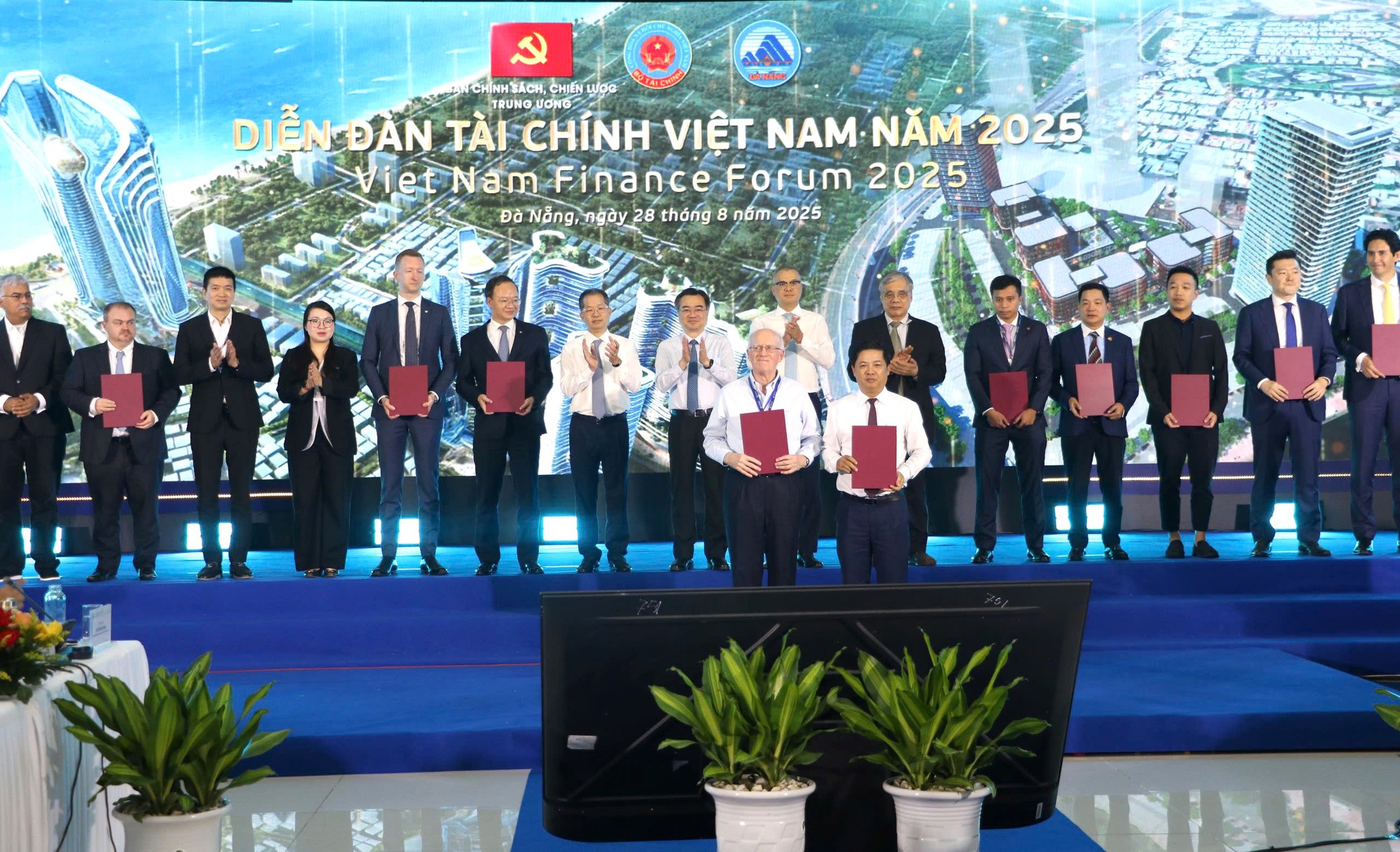 Định vị trung tâm tài chính quốc tế: TPHCM là 'đầu tàu thanh khoản', Đà Nẵng là 'cánh tay nối dài'- Ảnh 2. Định vị trung tâm tài chính quốc tế: TPHCM là 'đầu tàu thanh khoản', Đà Nẵng là 'cánh tay nối dài'- Ảnh 2.