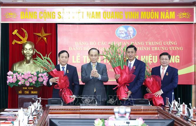 Tổng Bí thư Tô Lâm trao Huy hiệu 45 năm tuổi Đảng tặng đồng chí Phan Đình Trạc- Ảnh 4. Tổng Bí thư Tô Lâm trao Huy hiệu 45 năm tuổi Đảng tặng đồng chí Phan Đình Trạc- Ảnh 4.