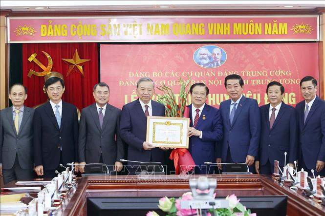 Tổng Bí thư Tô Lâm trao Huy hiệu 45 năm tuổi Đảng tặng đồng chí Phan Đình Trạc- Ảnh 1. Tổng Bí thư Tô Lâm trao Huy hiệu 45 năm tuổi Đảng tặng đồng chí Phan Đình Trạc- Ảnh 1.