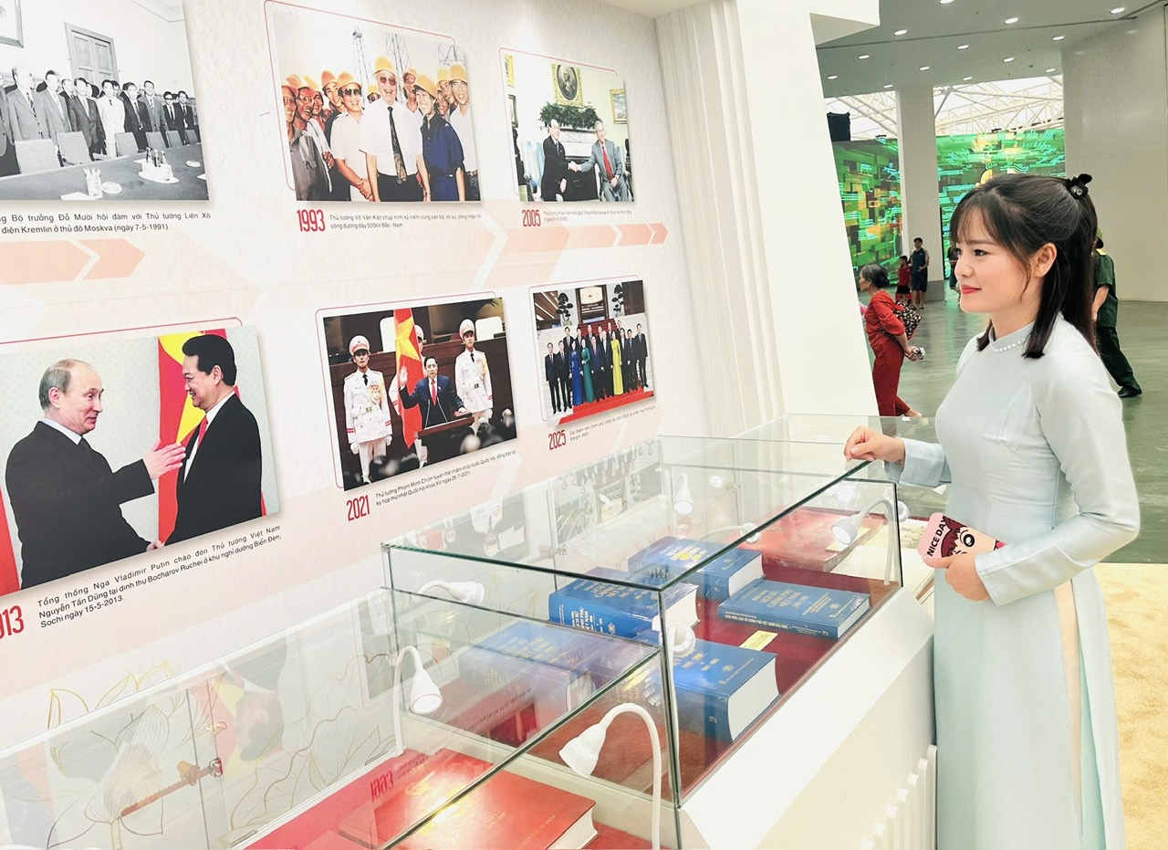 Triển lãm Thành tựu đất nước thu hút đông đảo người dân đến tham quan- Ảnh 3. Triển lãm Thành tựu đất nước thu hút đông đảo người dân đến tham quan- Ảnh 3.