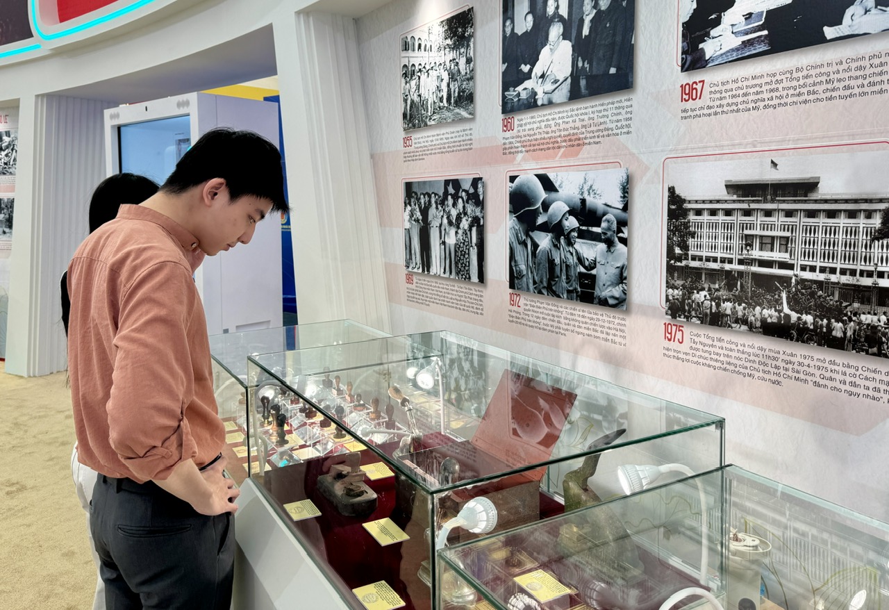 Triển lãm Thành tựu đất nước thu hút đông đảo người dân đến tham quan- Ảnh 4. Triển lãm Thành tựu đất nước thu hút đông đảo người dân đến tham quan- Ảnh 4.