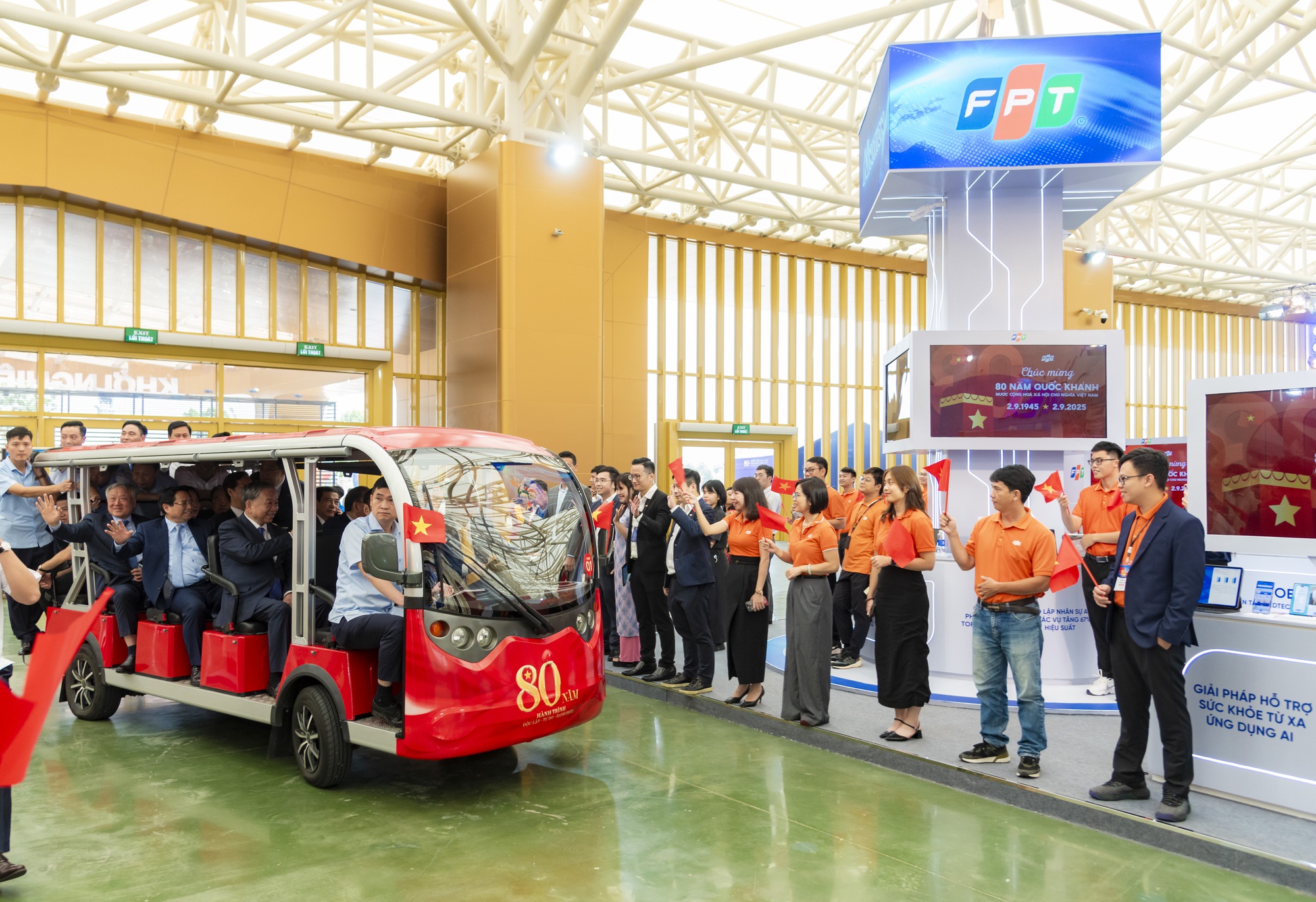 Trải nghiệm gian hàng 'Quốc gia AI' tại Triển lãm thành đất nước- Ảnh 2. Trải nghiệm gian hàng 'Quốc gia AI' tại Triển lãm thành đất nước- Ảnh 2.