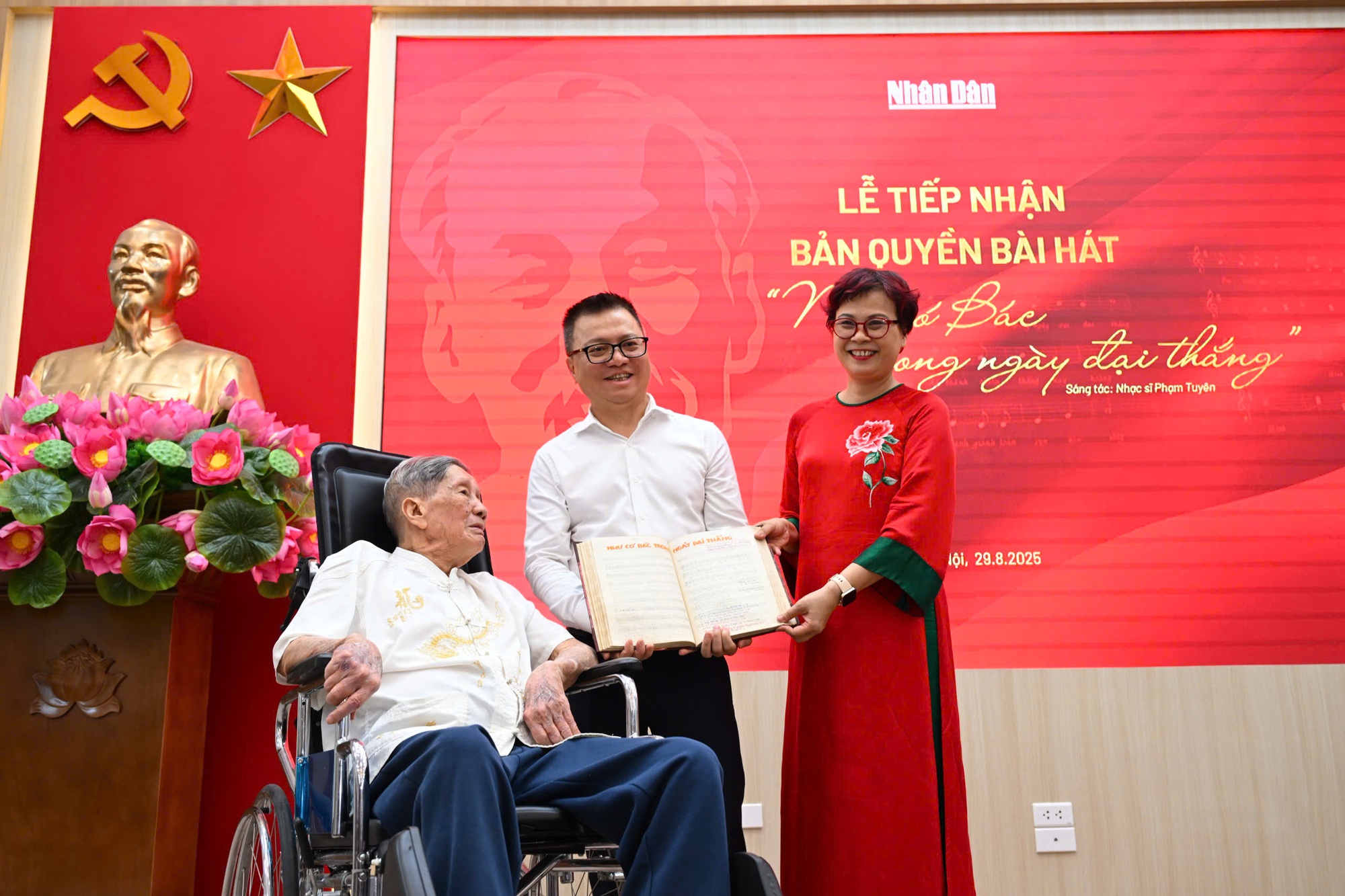 Nhạc sĩ Phạm Tuyên trao tặng bài 'Như có Bác trong ngày đại thắng' cho báo Nhân dân- Ảnh 1. Nhạc sĩ Phạm Tuyên trao tặng bài 'Như có Bác trong ngày đại thắng' cho báo Nhân dân- Ảnh 1.