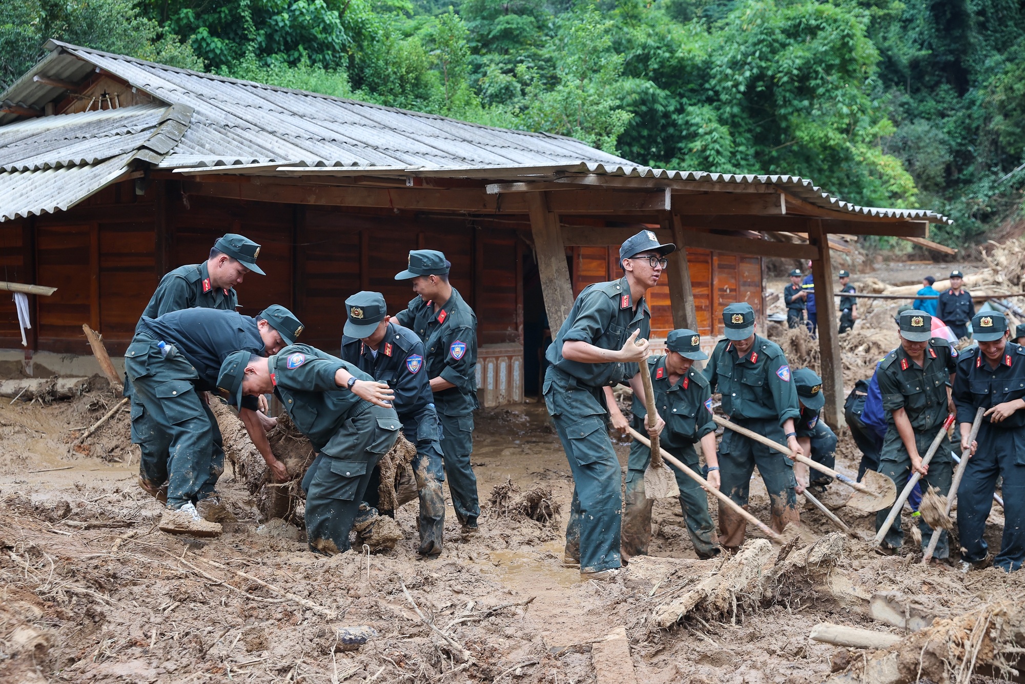 Thủ tướng tới Điện Biên, thăm hỏi người dân, chỉ đạo khắc phục hậu quả thiên tai nặng nề- Ảnh 8. Thủ tướng tới Điện Biên, thăm hỏi người dân, chỉ đạo khắc phục hậu quả thiên tai nặng nề- Ảnh 8.