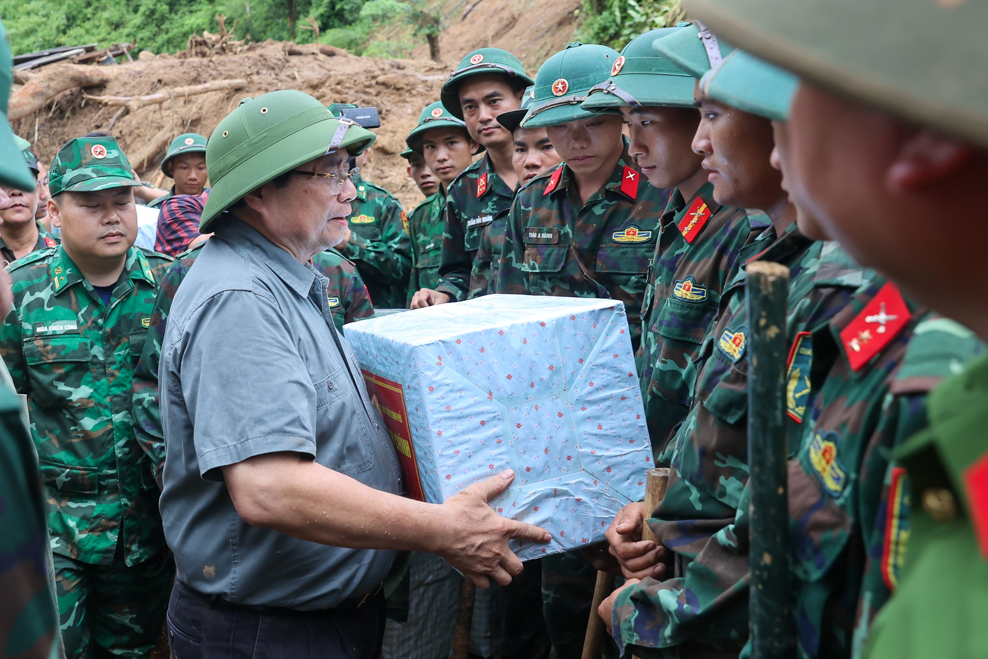 Thủ tướng tới Điện Biên, thăm hỏi người dân, chỉ đạo khắc phục hậu quả thiên tai nặng nề- Ảnh 11. Thủ tướng tới Điện Biên, thăm hỏi người dân, chỉ đạo khắc phục hậu quả thiên tai nặng nề- Ảnh 11.