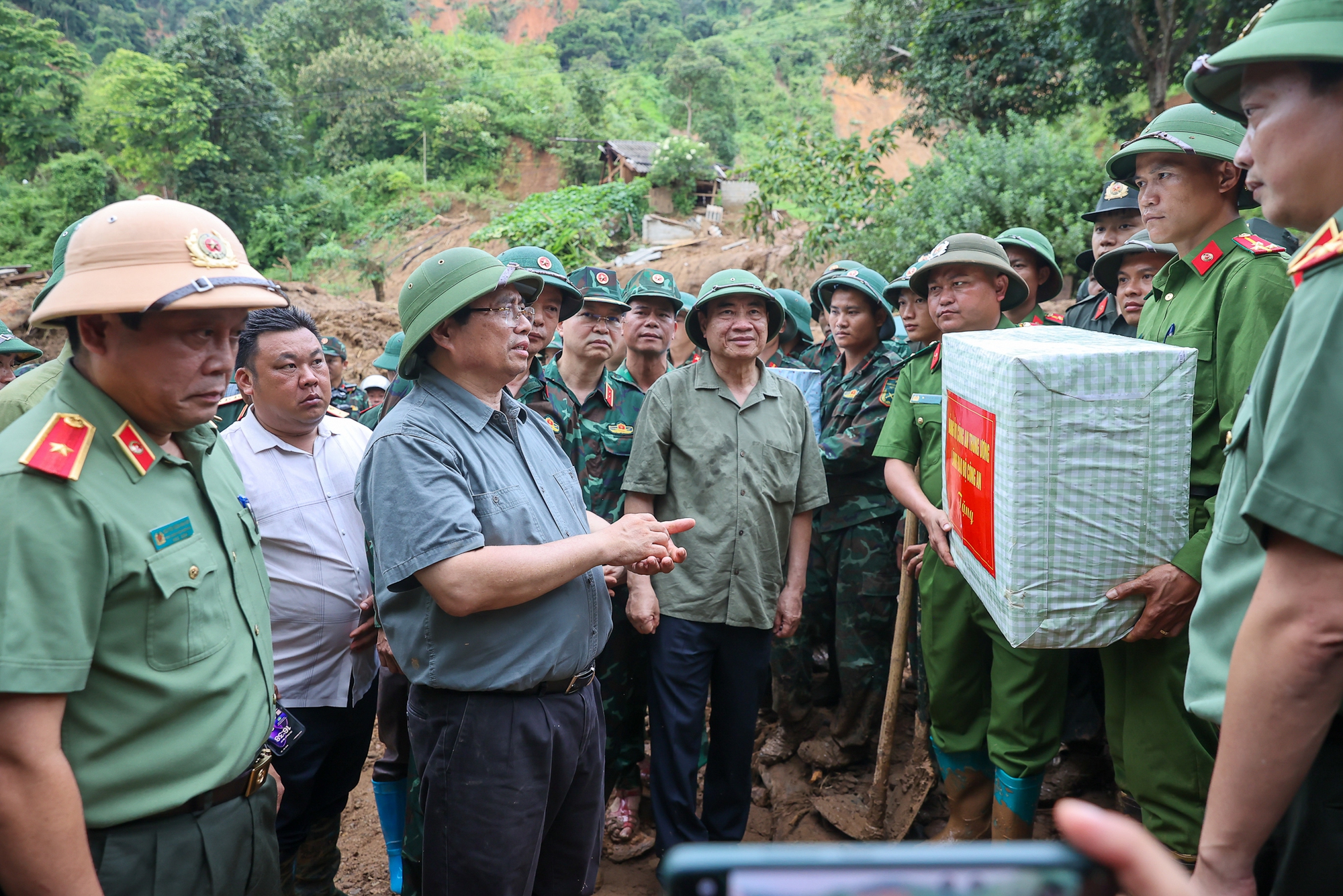 Thủ tướng tới Điện Biên, thăm hỏi người dân, chỉ đạo khắc phục hậu quả thiên tai nặng nề- Ảnh 12. Thủ tướng tới Điện Biên, thăm hỏi người dân, chỉ đạo khắc phục hậu quả thiên tai nặng nề- Ảnh 12.
