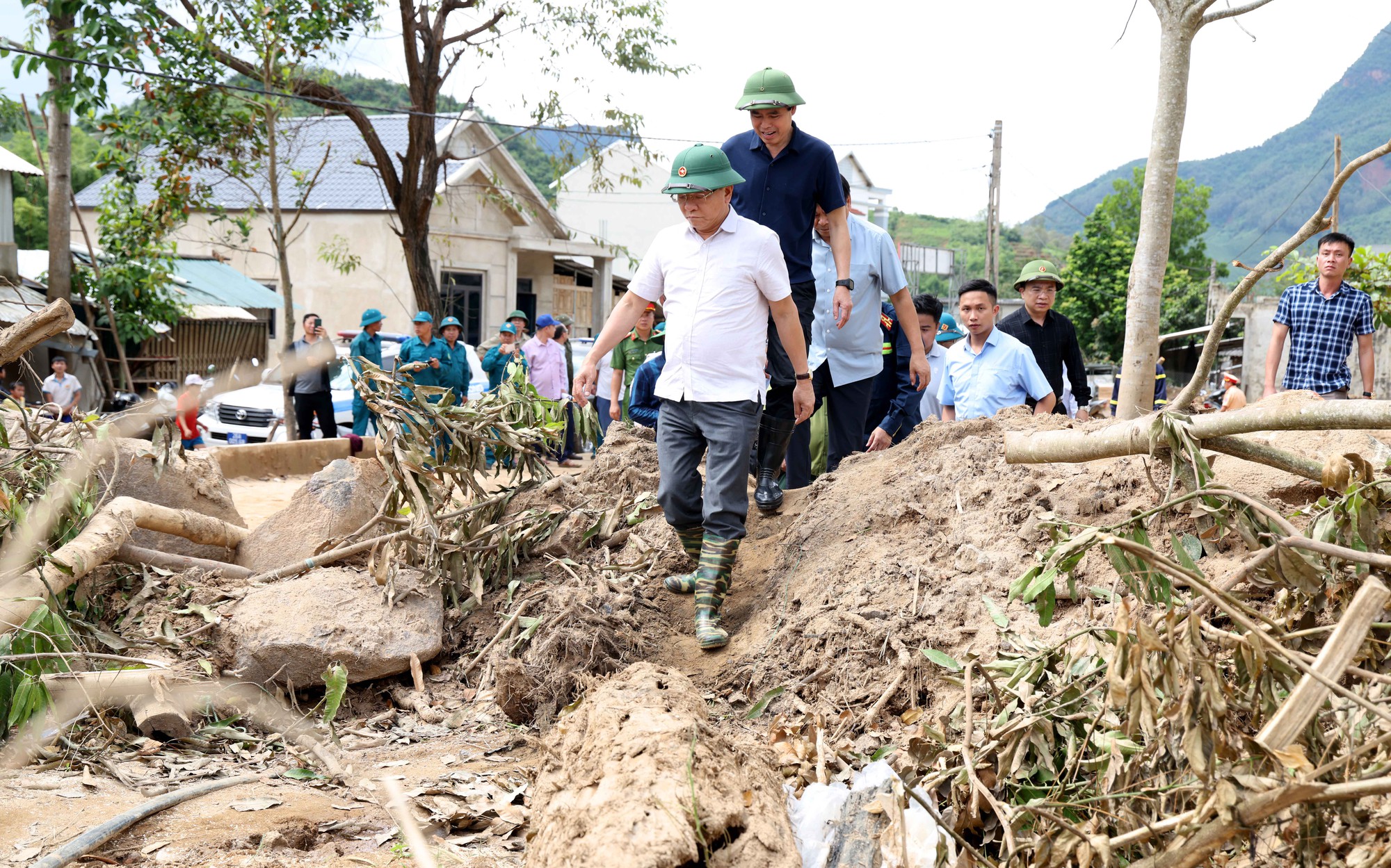 Phó Thủ tướng Lê Thành Long thăm hỏi người dân vùng mưa lũ Sơn La- Ảnh 3. Phó Thủ tướng Lê Thành Long thăm hỏi người dân vùng mưa lũ Sơn La- Ảnh 3.