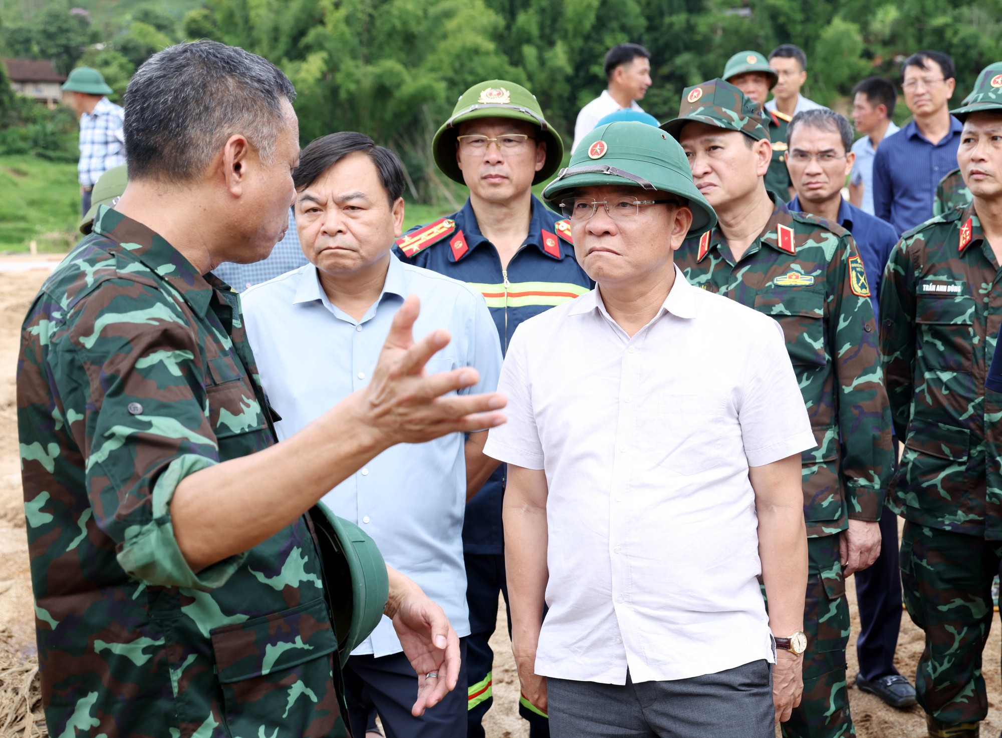 Phó Thủ tướng Lê Thành Long thăm hỏi người dân vùng mưa lũ Sơn La- Ảnh 5. Phó Thủ tướng Lê Thành Long thăm hỏi người dân vùng mưa lũ Sơn La- Ảnh 5.