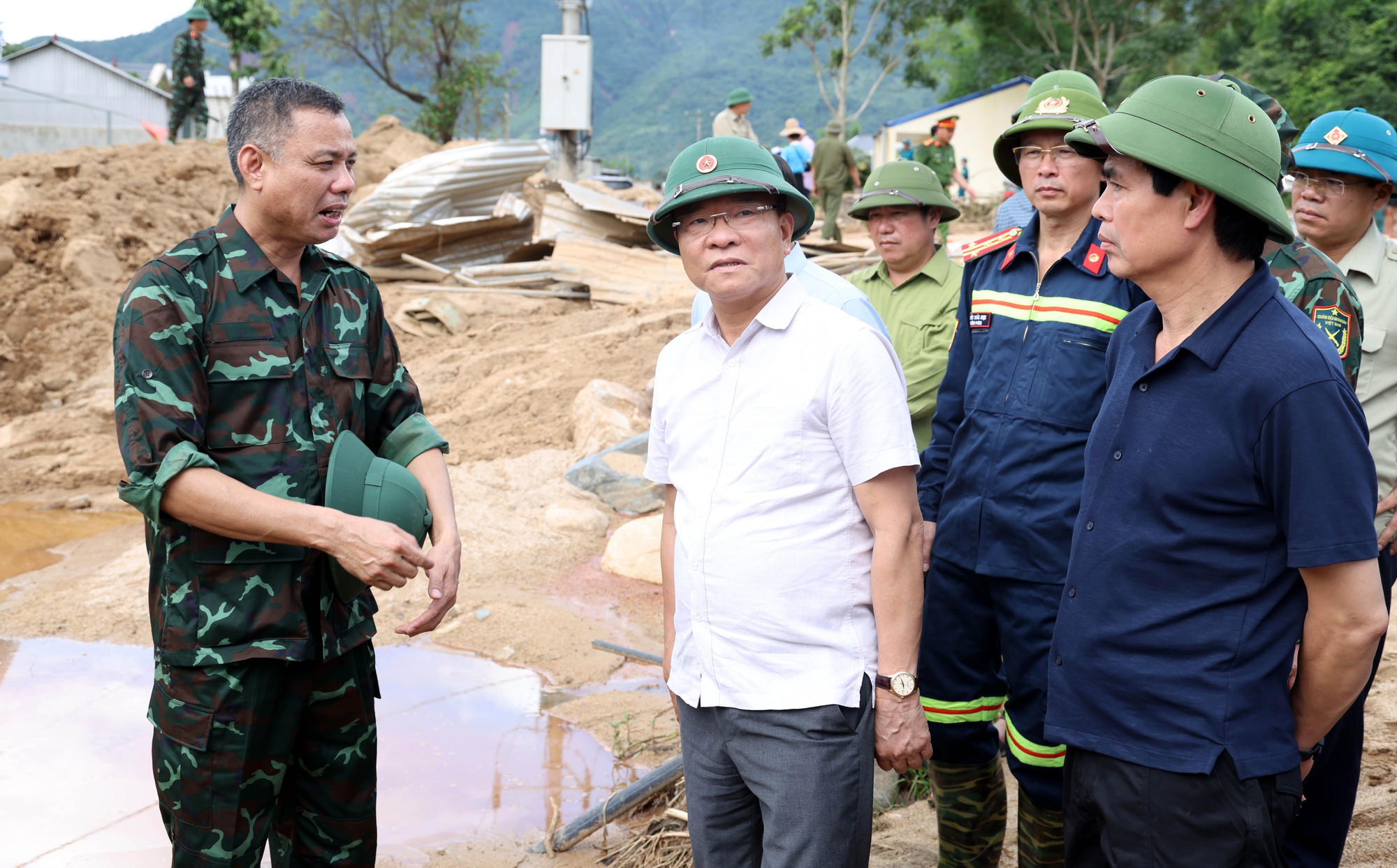 Phó Thủ tướng Lê Thành Long thăm hỏi người dân vùng mưa lũ Sơn La- Ảnh 1. Phó Thủ tướng Lê Thành Long thăm hỏi người dân vùng mưa lũ Sơn La- Ảnh 1.