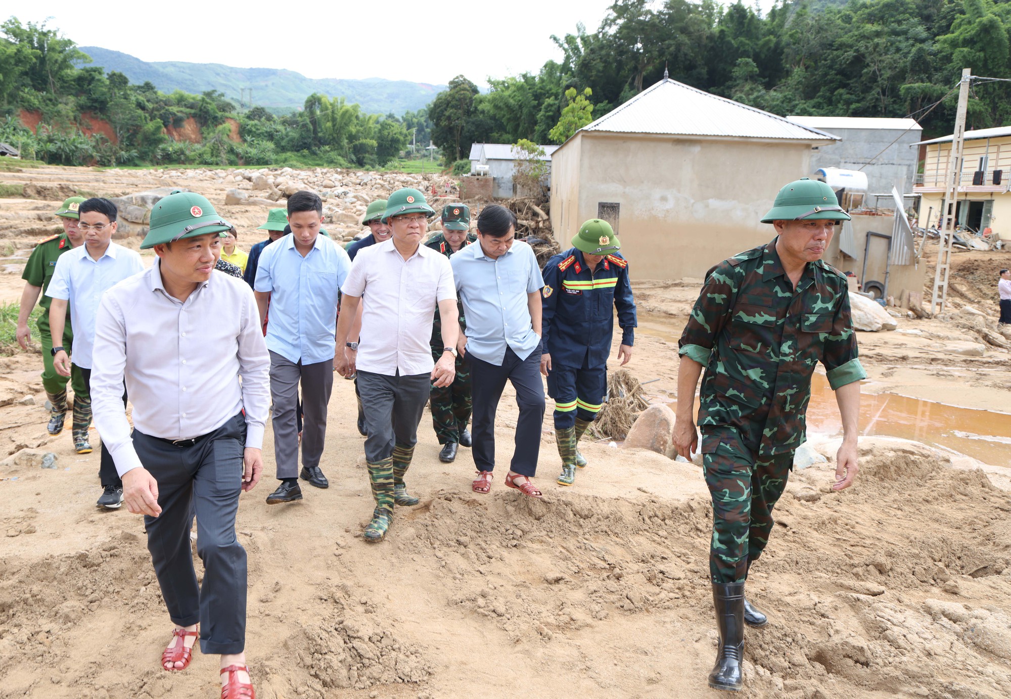 Phó Thủ tướng Lê Thành Long thăm hỏi người dân vùng mưa lũ Sơn La- Ảnh 2. Phó Thủ tướng Lê Thành Long thăm hỏi người dân vùng mưa lũ Sơn La- Ảnh 2.