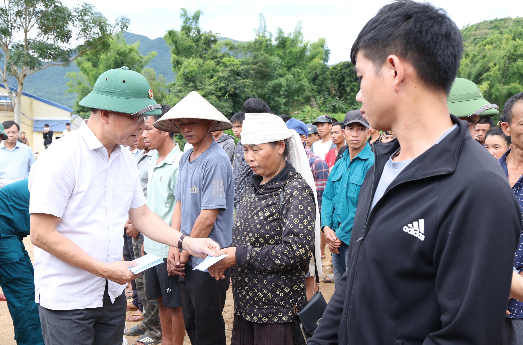 Phó Thủ tướng Lê Thành Long thăm hỏi người dân vùng mưa lũ Sơn La- Ảnh 4. Phó Thủ tướng Lê Thành Long thăm hỏi người dân vùng mưa lũ Sơn La- Ảnh 4.