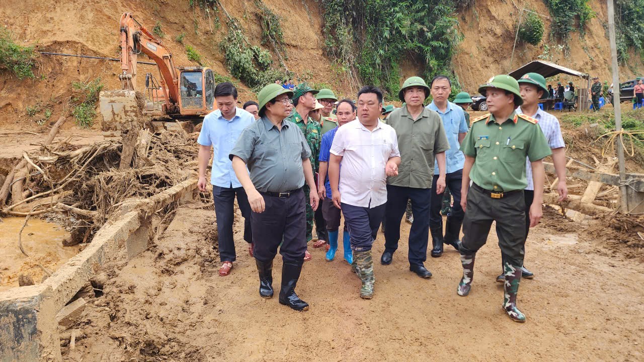 Thủ tướng tới Điện Biên, thăm hỏi người dân, chỉ đạo khắc phục hậu quả thiên tai nặng nề- Ảnh 2. Thủ tướng tới Điện Biên, thăm hỏi người dân, chỉ đạo khắc phục hậu quả thiên tai nặng nề- Ảnh 2.