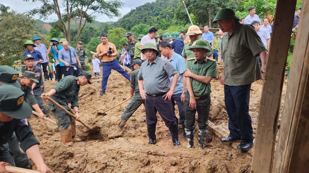 Thủ tướng tới Điện Biên, thăm hỏi người dân, chỉ đạo khắc phục hậu quả thiên tai nặng nề- Ảnh 5. Thủ tướng tới Điện Biên, thăm hỏi người dân, chỉ đạo khắc phục hậu quả thiên tai nặng nề- Ảnh 5.