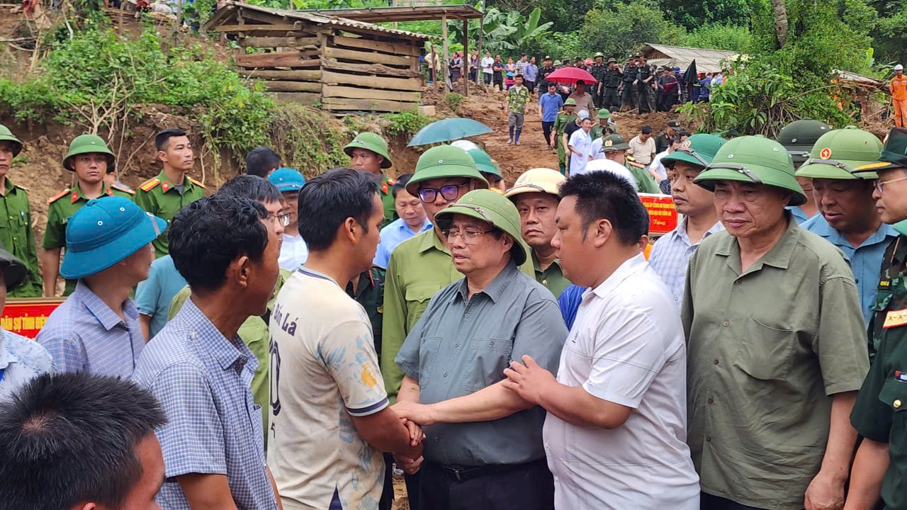 Thủ tướng tới Điện Biên, thăm hỏi người dân, chỉ đạo khắc phục hậu quả thiên tai nặng nề- Ảnh 6. Thủ tướng tới Điện Biên, thăm hỏi người dân, chỉ đạo khắc phục hậu quả thiên tai nặng nề- Ảnh 6.