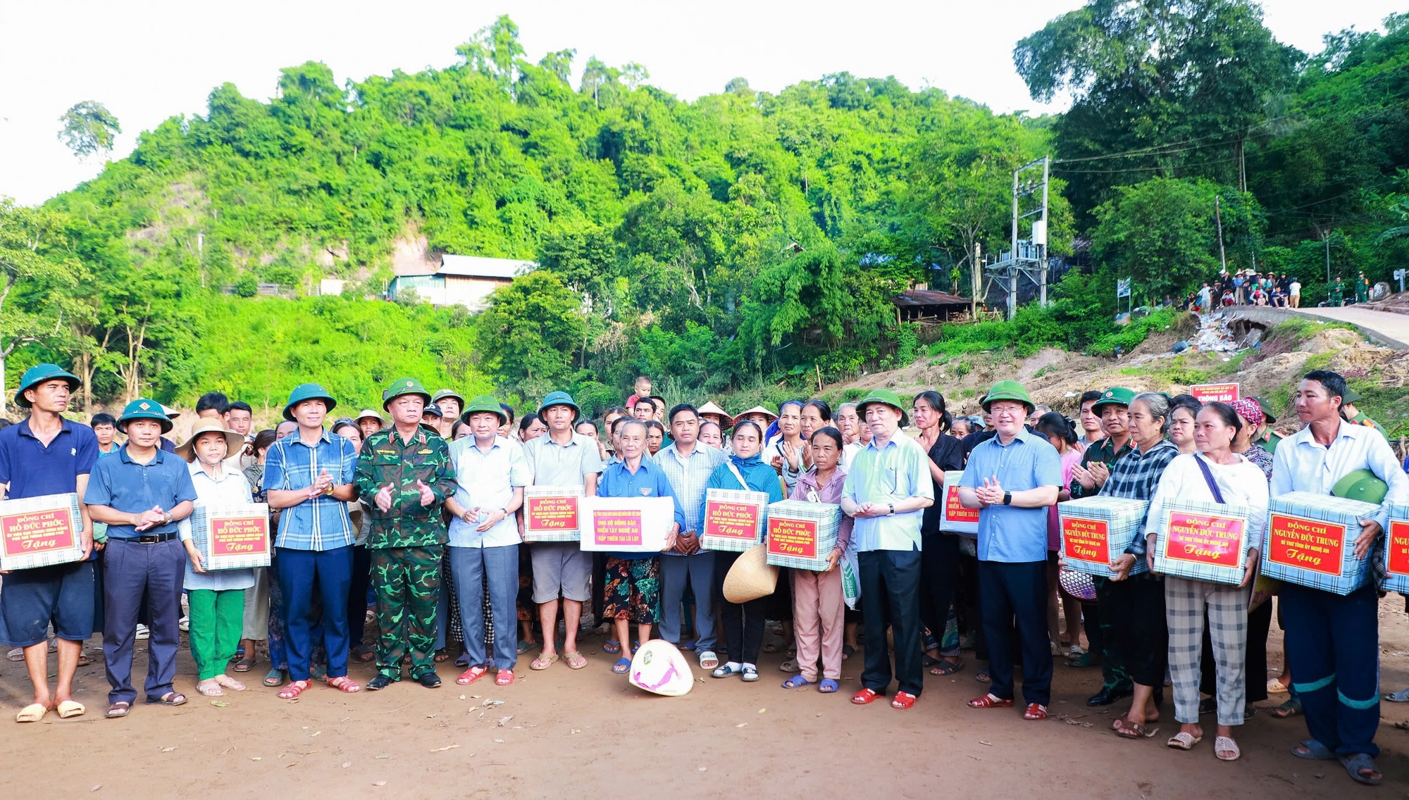 Phó Thủ tướng: Xem xét hỗ trợ tỉnh Nghệ An thêm 500 tỷ đồng khắc phục hậu quả mưa lũ- Ảnh 7. Phó Thủ tướng: Xem xét hỗ trợ tỉnh Nghệ An thêm 500 tỷ đồng khắc phục hậu quả mưa lũ- Ảnh 7.