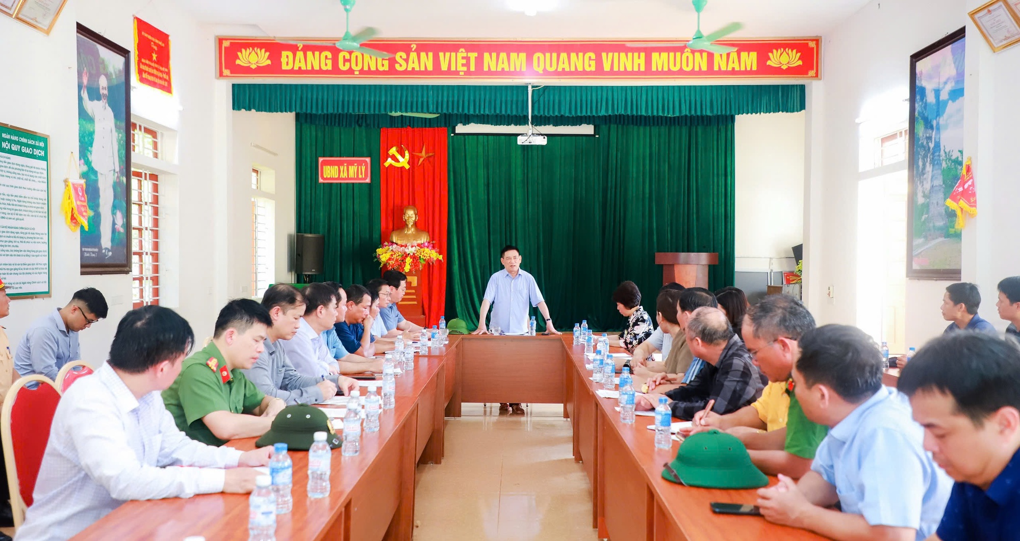 Phó Thủ tướng: Xem xét hỗ trợ tỉnh Nghệ An thêm 500 tỷ đồng khắc phục hậu quả mưa lũ- Ảnh 9. Phó Thủ tướng: Xem xét hỗ trợ tỉnh Nghệ An thêm 500 tỷ đồng khắc phục hậu quả mưa lũ- Ảnh 9.