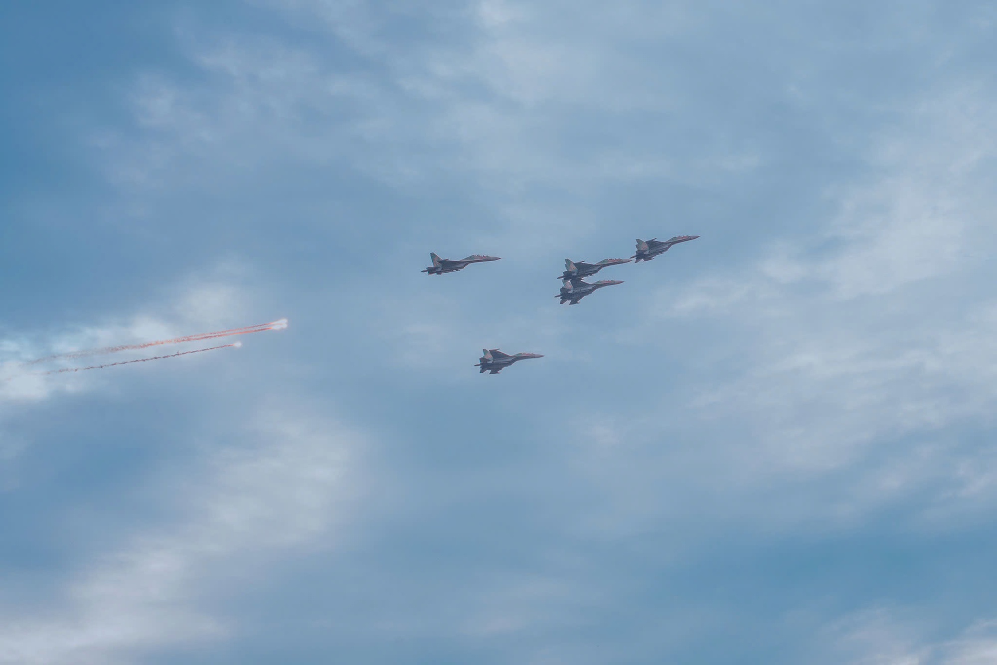 Chùm ảnh: Mãn nhãn màn tiêm kích Su-30MK2 thả đạn nhiễu rực sáng trên bầu trời Thủ đô- Ảnh 3.