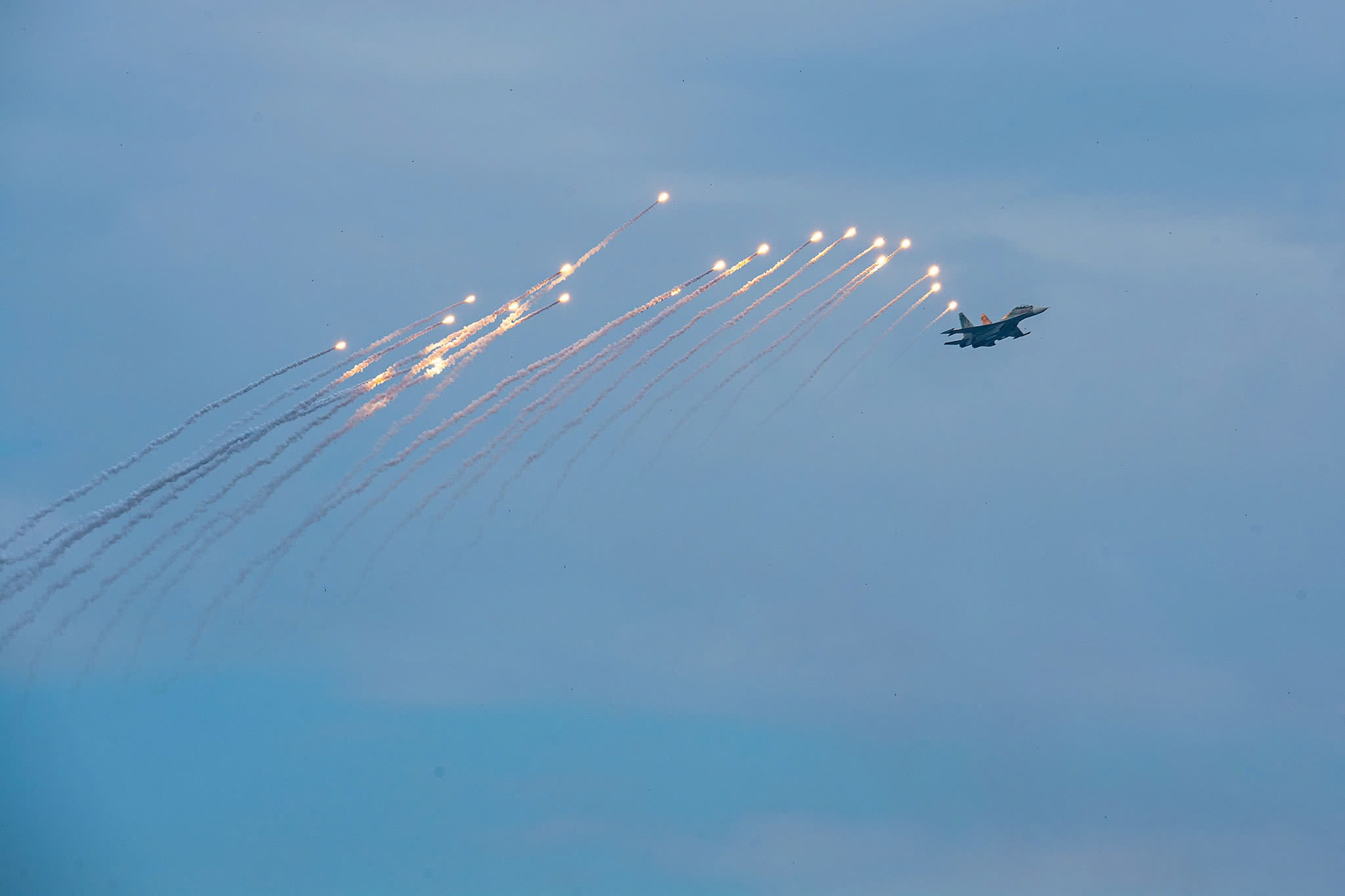 Chùm ảnh: Mãn nhãn màn tiêm kích Su-30MK2 thả đạn nhiễu rực sáng trên bầu trời Thủ đô- Ảnh 6.