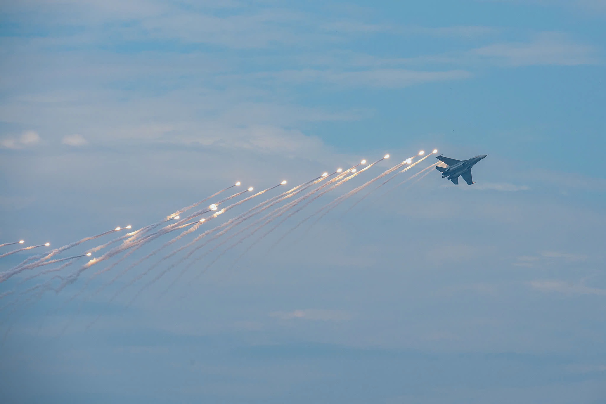 Chùm ảnh: Mãn nhãn màn tiêm kích Su-30MK2 thả đạn nhiễu rực sáng trên bầu trời Thủ đô- Ảnh 5.