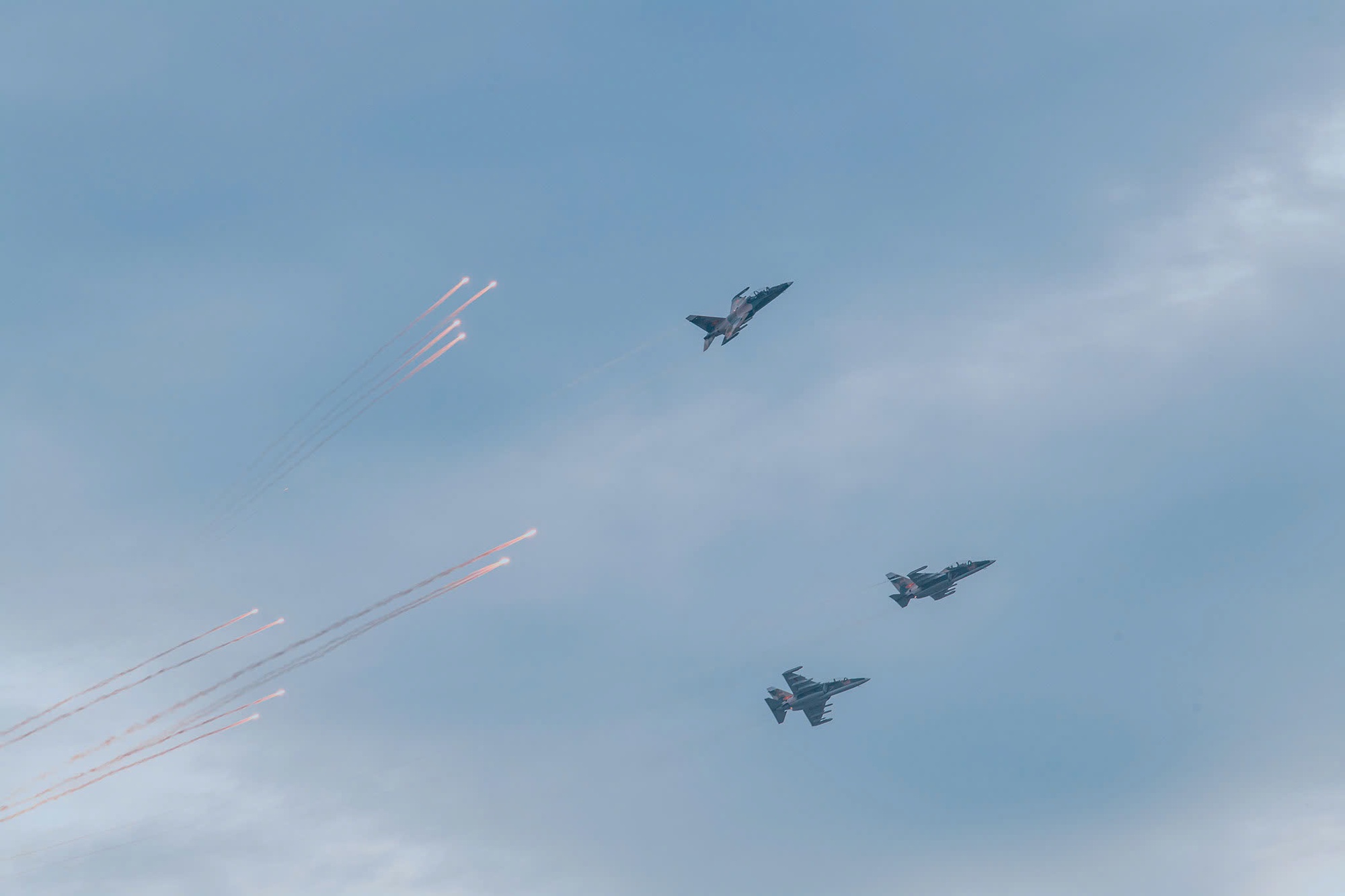 Chùm ảnh: Mãn nhãn màn tiêm kích Su-30MK2 thả đạn nhiễu rực sáng trên bầu trời Thủ đô- Ảnh 4.