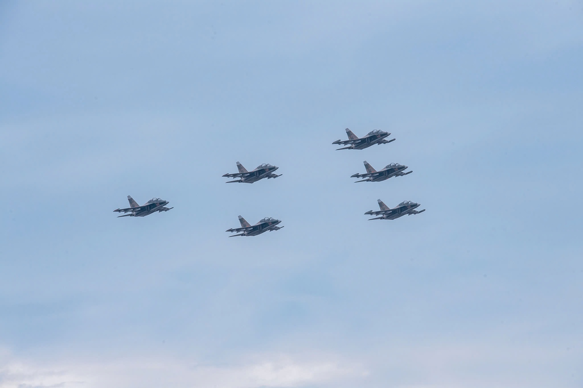 Chùm ảnh: Mãn nhãn màn tiêm kích Su-30MK2 thả đạn nhiễu rực sáng trên bầu trời Thủ đô- Ảnh 1.