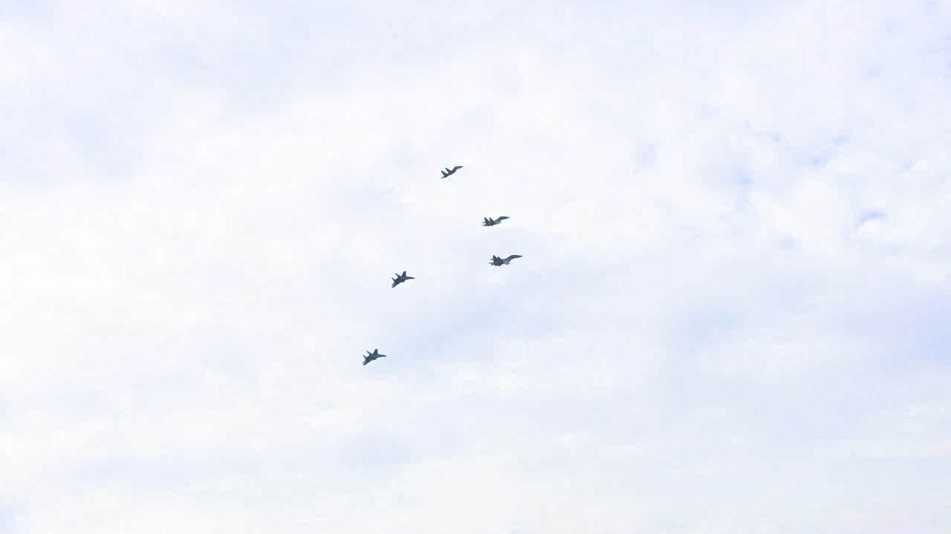 Chùm ảnh: Mãn nhãn màn tiêm kích Su-30MK2 thả đạn nhiễu rực sáng trên bầu trời Thủ đô- Ảnh 1. Chùm ảnh: Mãn nhãn màn tiêm kích Su-30MK2 thả đạn nhiễu rực sáng trên bầu trời Thủ đô- Ảnh 1.