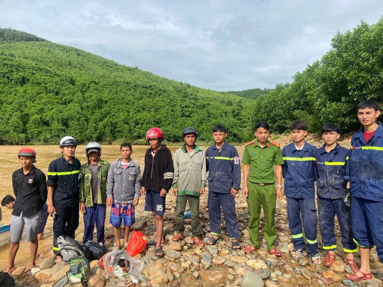 Quảng Trị: Cứu nạn thành công 5 người dân sau 4 giờ vật lộn với dòng lũ xiết- Ảnh 2. Quảng Trị: Cứu nạn thành công 5 người dân sau 4 giờ vật lộn với dòng lũ xiết- Ảnh 2.