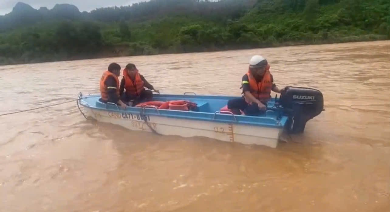 Quảng Trị: Cứu nạn thành công 5 người dân sau 4 giờ vật lộn với dòng lũ xiết- Ảnh 1. Quảng Trị: Cứu nạn thành công 5 người dân sau 4 giờ vật lộn với dòng lũ xiết- Ảnh 1.