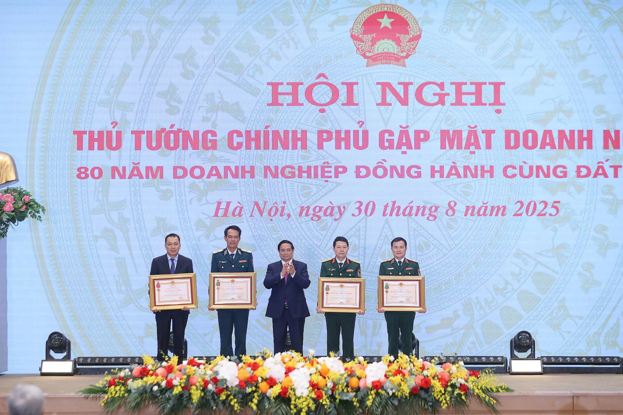 Tập đoàn Viettel đón nhận Huân chương Bảo vệ Tổ quốc hạng Nhất lần thứ hai- Ảnh 1. Tập đoàn Viettel đón nhận Huân chương Bảo vệ Tổ quốc hạng Nhất lần thứ hai- Ảnh 1.