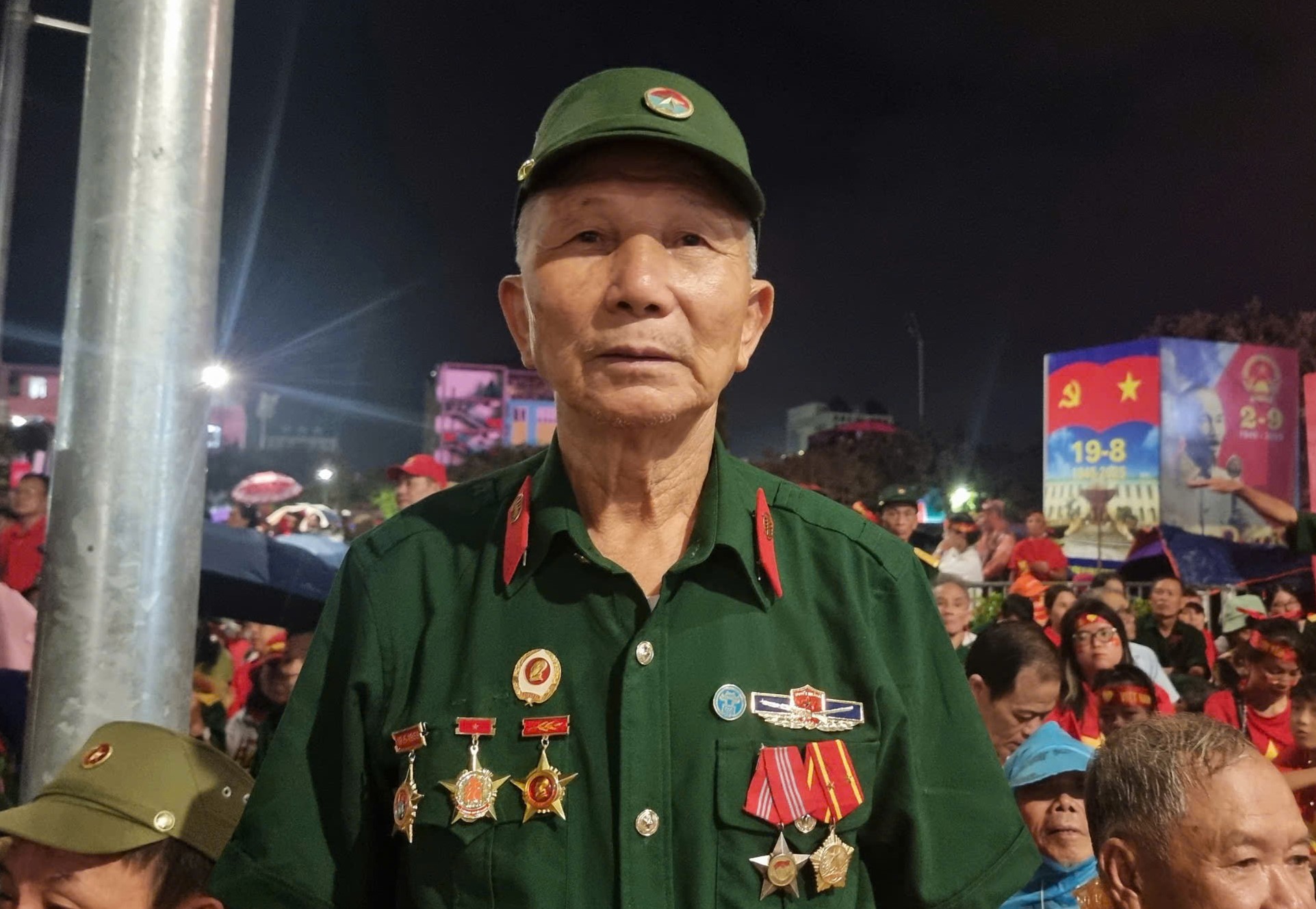 Người dân rưng rưng xúc động khi xem Lễ Tổng duyệt diễu binh, diễu hành kỷ niệm 80 năm Quốc khánh 2/9- Ảnh 3. Người dân rưng rưng xúc động khi xem Lễ Tổng duyệt diễu binh, diễu hành kỷ niệm 80 năm Quốc khánh 2/9- Ảnh 3.