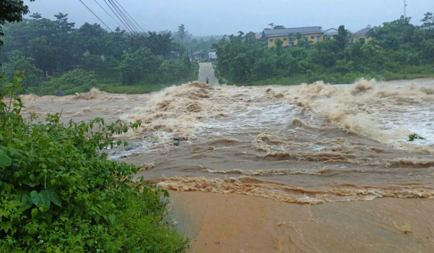 Quảng Trị: Cứu nạn thành công 5 người dân sau 4 giờ vật lộn với dòng lũ xiết- Ảnh 4. Quảng Trị: Cứu nạn thành công 5 người dân sau 4 giờ vật lộn với dòng lũ xiết- Ảnh 4.