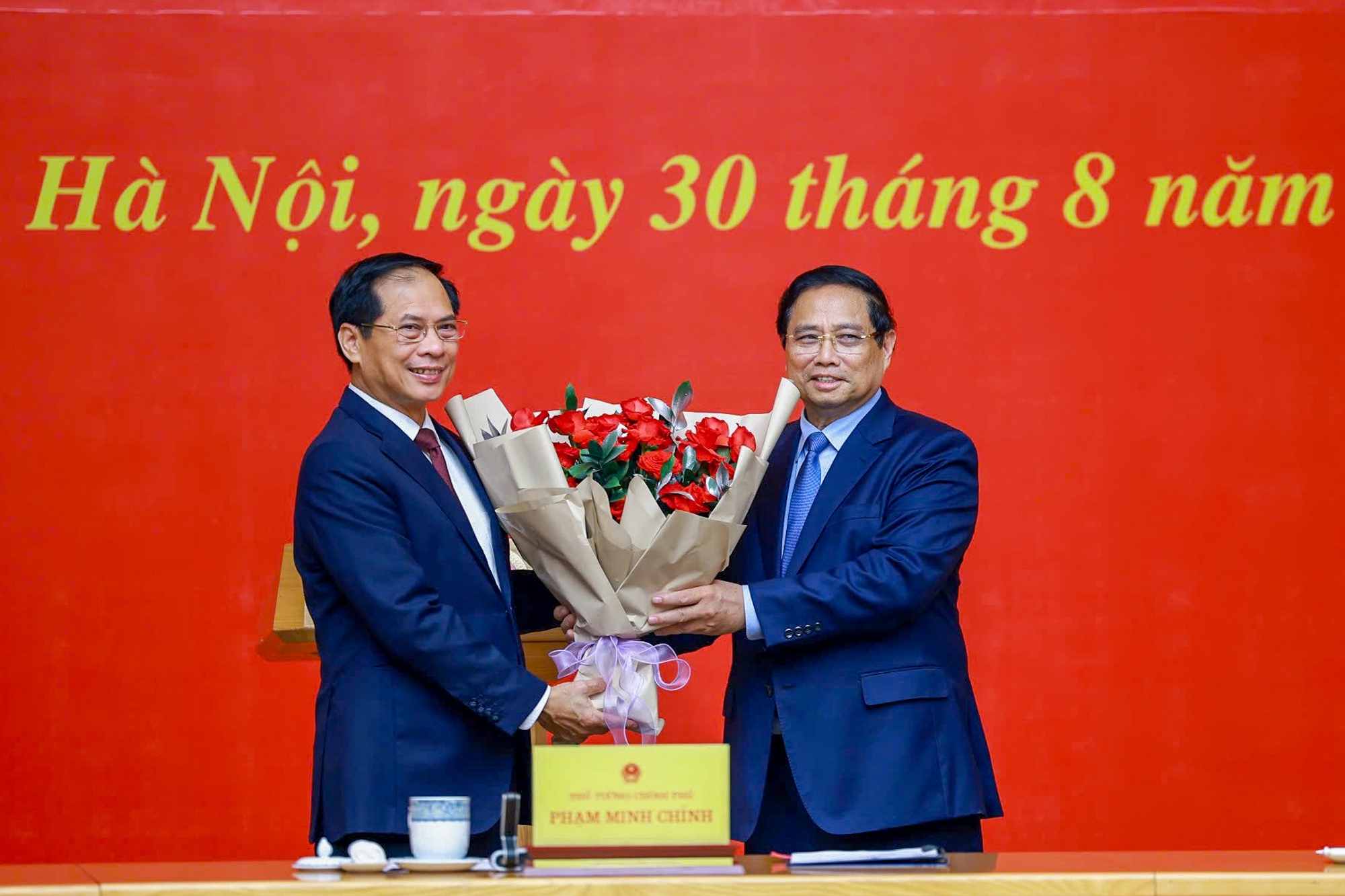 Thủ tướng Phạm Minh Chính trao quyết định giao quyền Bộ trưởng Bộ Ngoại giao- Ảnh 2. Thủ tướng Phạm Minh Chính trao quyết định giao quyền Bộ trưởng Bộ Ngoại giao- Ảnh 2.