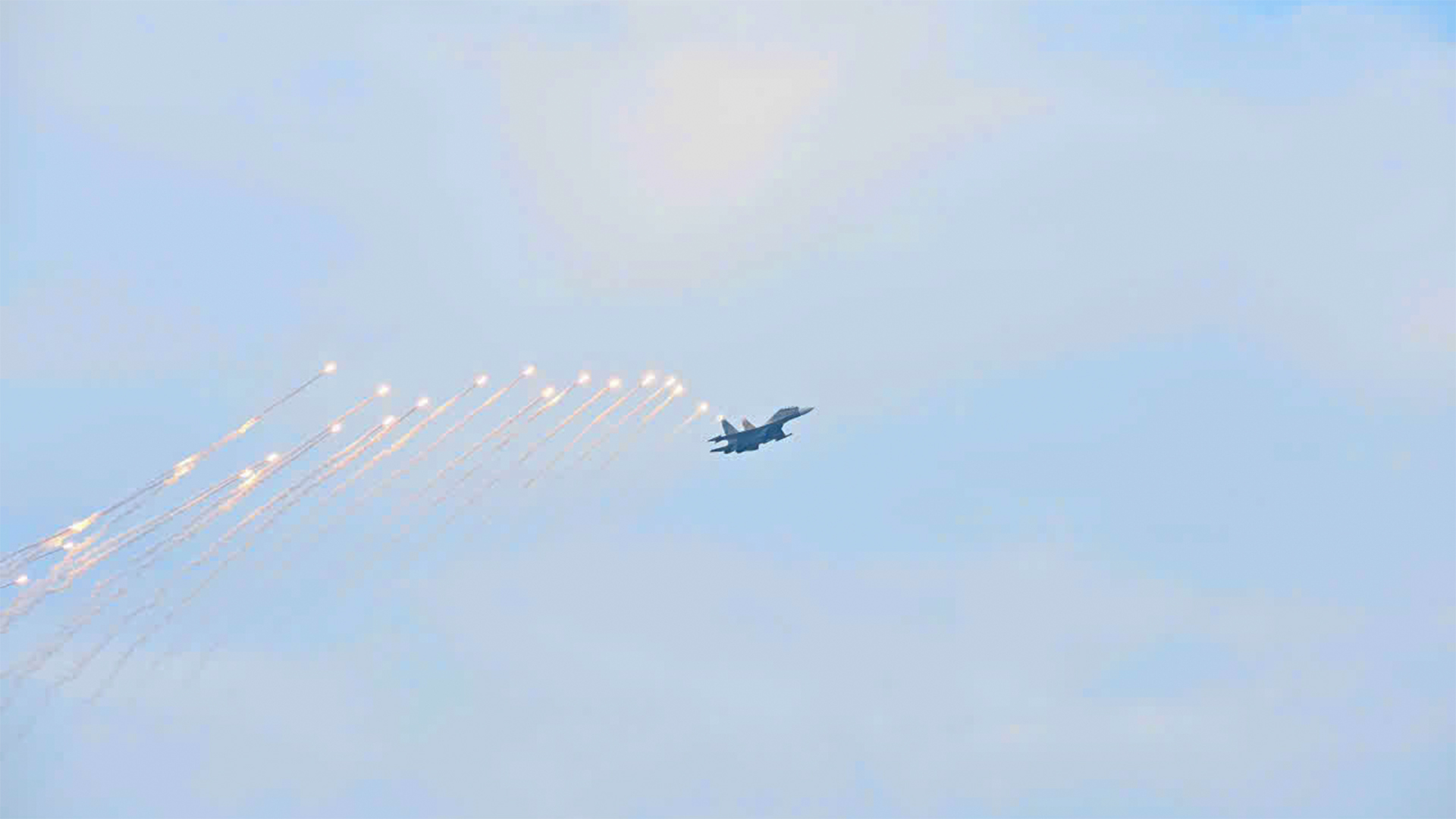 Chùm ảnh: Mãn nhãn màn tiêm kích Su-30MK2 thả đạn nhiễu rực sáng trên bầu trời Thủ đô- Ảnh 2. Chùm ảnh: Mãn nhãn màn tiêm kích Su-30MK2 thả đạn nhiễu rực sáng trên bầu trời Thủ đô- Ảnh 2.