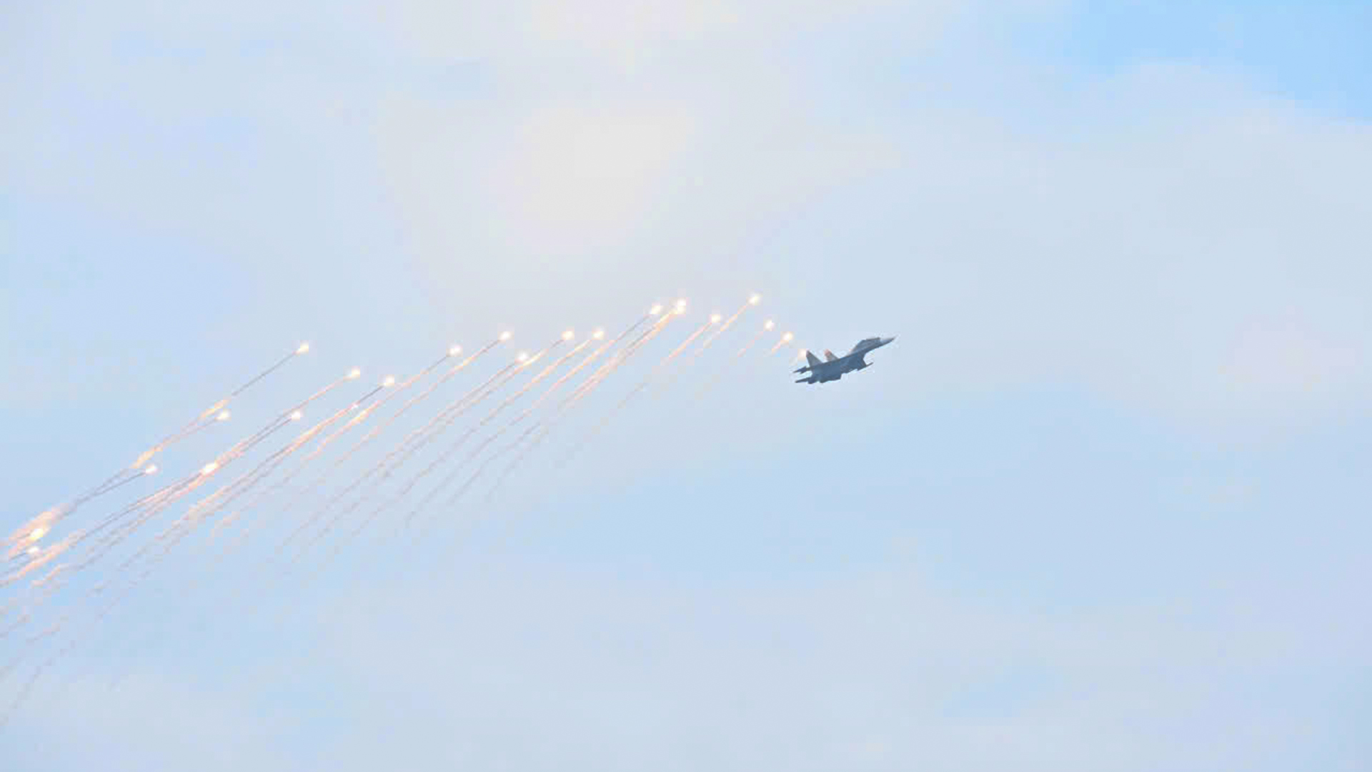 Chùm ảnh: Mãn nhãn màn tiêm kích Su-30MK2 thả đạn nhiễu rực sáng trên bầu trời Thủ đô- Ảnh 4. Chùm ảnh: Mãn nhãn màn tiêm kích Su-30MK2 thả đạn nhiễu rực sáng trên bầu trời Thủ đô- Ảnh 4.