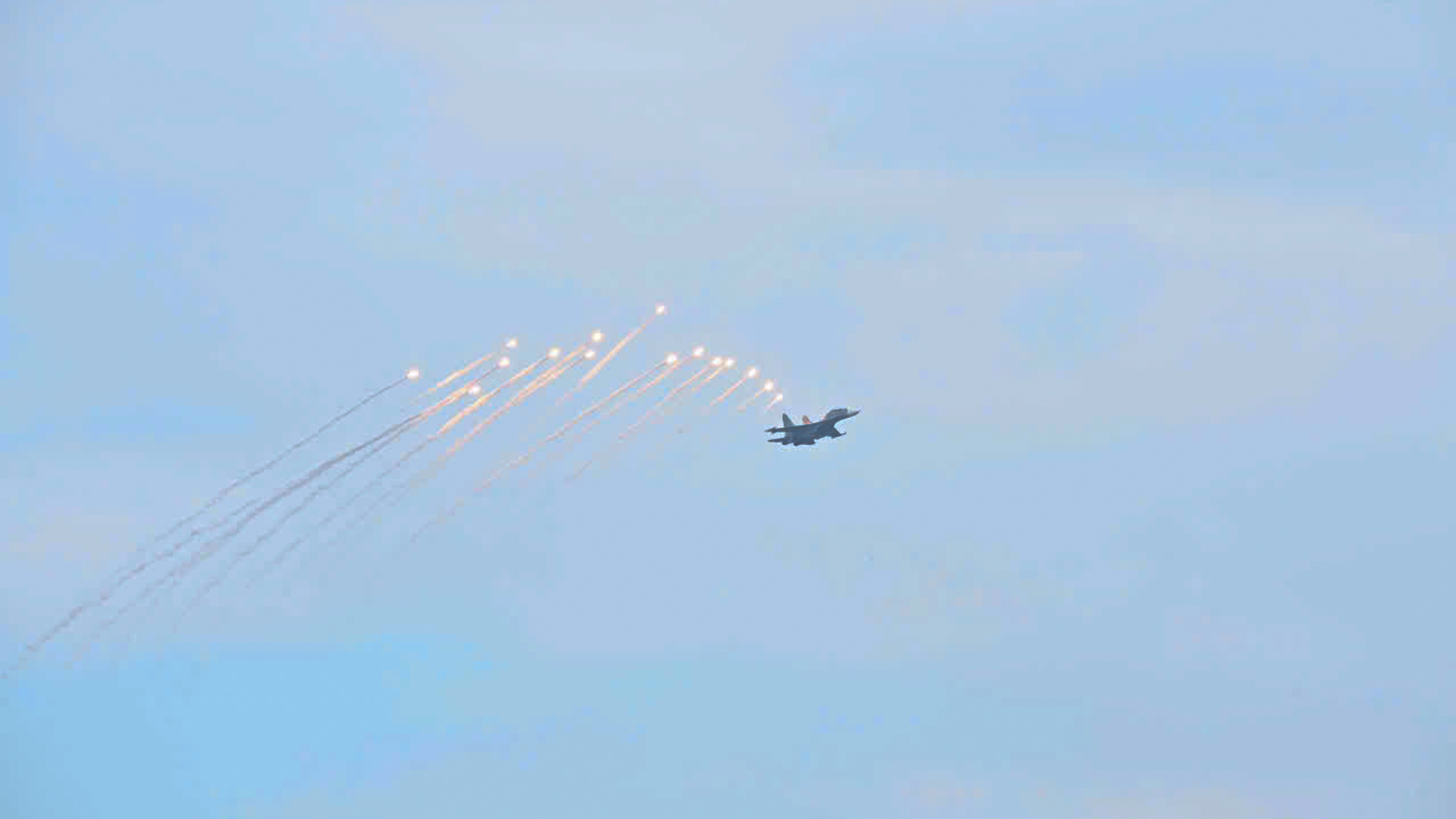 Chùm ảnh: Mãn nhãn màn tiêm kích Su-30MK2 thả đạn nhiễu rực sáng trên bầu trời Thủ đô- Ảnh 5. Chùm ảnh: Mãn nhãn màn tiêm kích Su-30MK2 thả đạn nhiễu rực sáng trên bầu trời Thủ đô- Ảnh 5.