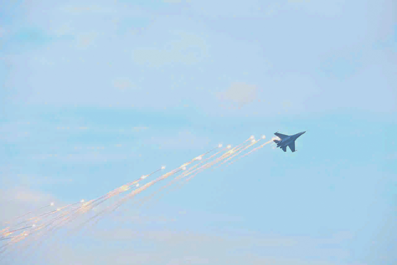 Chùm ảnh: Mãn nhãn màn tiêm kích Su-30MK2 thả đạn nhiễu rực sáng trên bầu trời Thủ đô- Ảnh 3. Chùm ảnh: Mãn nhãn màn tiêm kích Su-30MK2 thả đạn nhiễu rực sáng trên bầu trời Thủ đô- Ảnh 3.