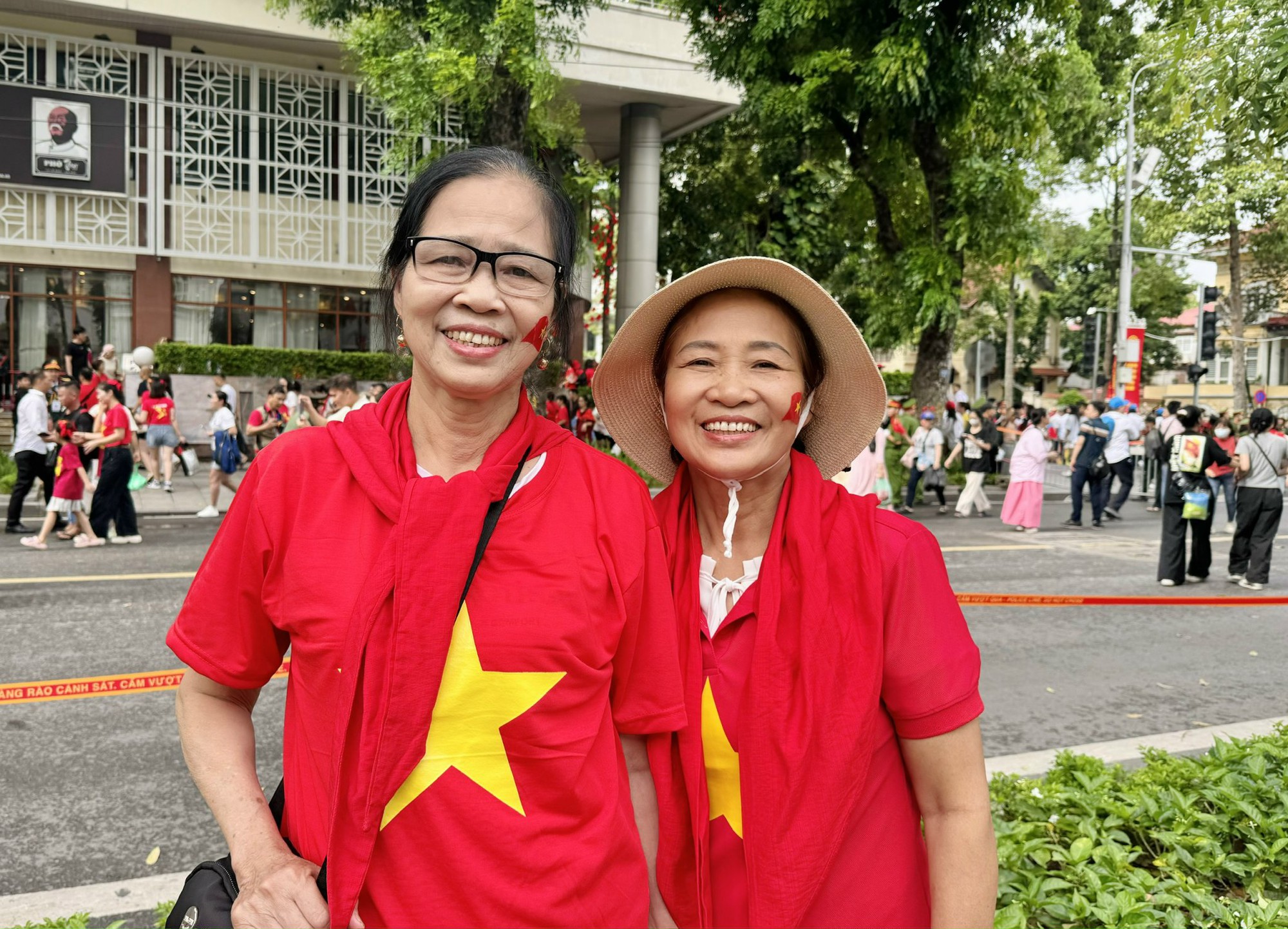 Người dân rưng rưng xúc động khi xem Lễ Tổng duyệt diễu binh, diễu hành kỷ niệm 80 năm Quốc khánh 2/9- Ảnh 1. Người dân rưng rưng xúc động khi xem Lễ Tổng duyệt diễu binh, diễu hành kỷ niệm 80 năm Quốc khánh 2/9- Ảnh 1.