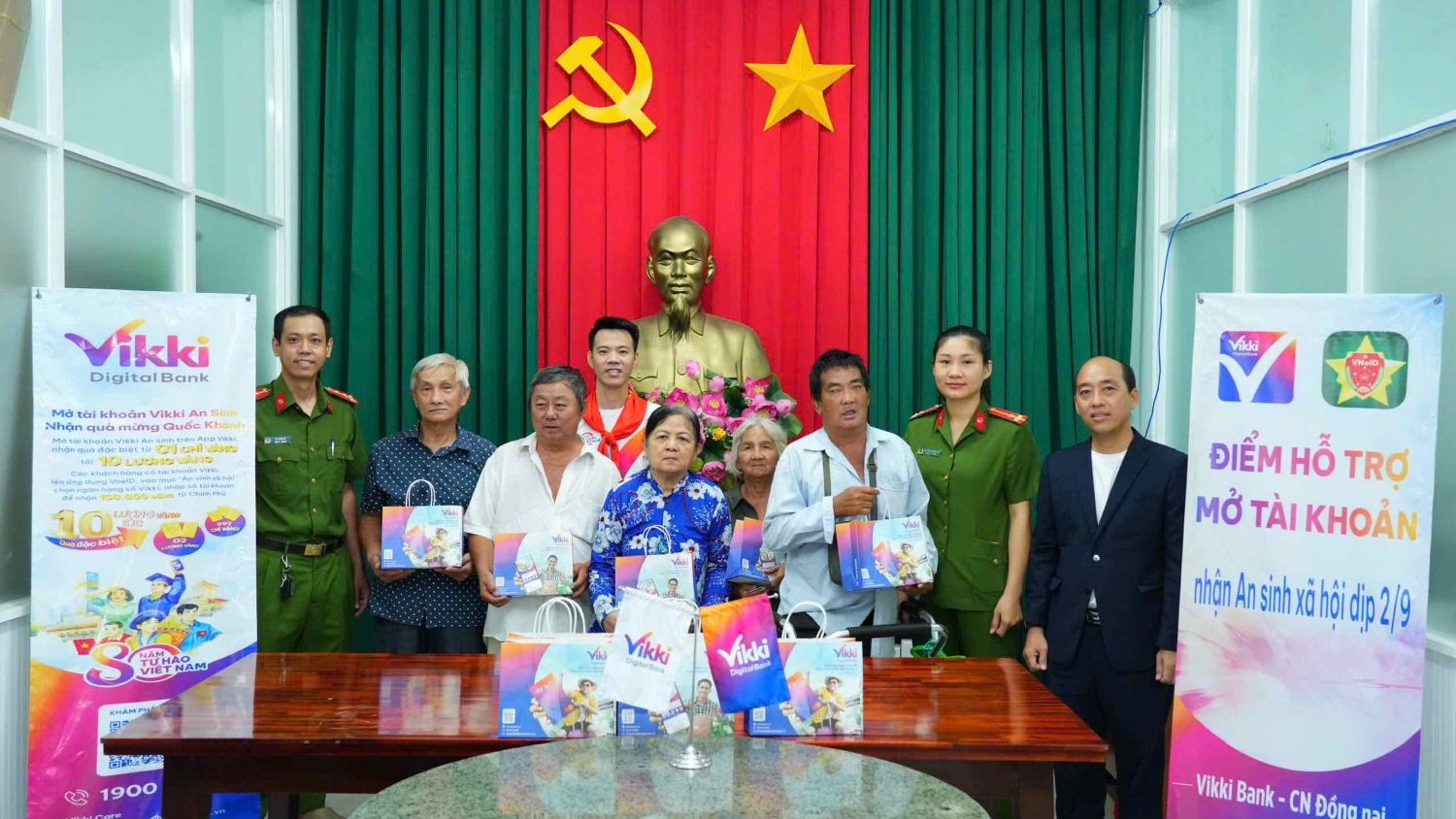 Vikki trao 1 lượng vàng SJC và nhiều chỉ vàng cho khách hàng 'Mở tài khoản Vikki An sinh - nhận quà mừng Quốc khánh'- Ảnh 2. Vikki trao 1 lượng vàng SJC và nhiều chỉ vàng cho khách hàng 'Mở tài khoản Vikki An sinh - nhận quà mừng Quốc khánh'- Ảnh 2.