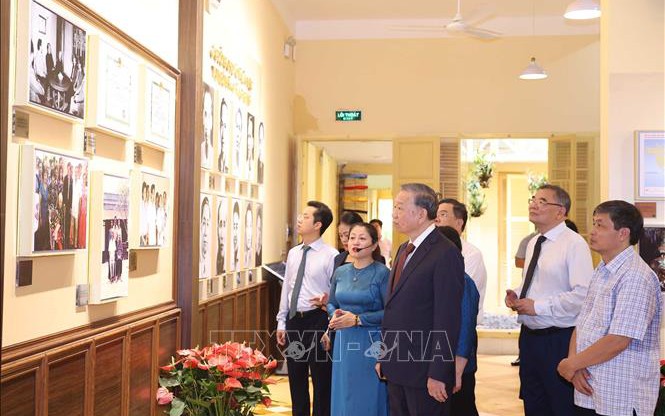 Tổng Bí thư Tô Lâm dâng hương tưởng niệm Chủ tịch Hồ Chí Minh tại Di tích Nhà số 48 Hàng Ngang, Hà Nội