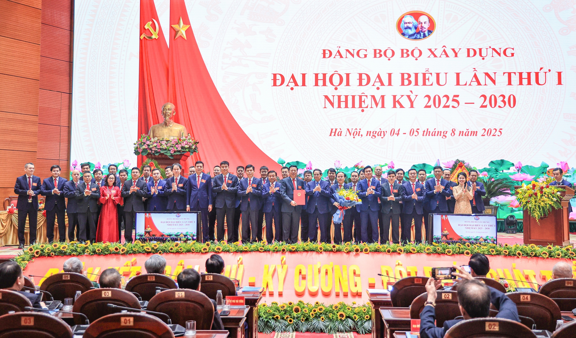 Bộ trưởng Trần Hồng Minh: Quyết tâm xây dựng Đảng bộ Bộ Xây dựng ngày càng trong sạch, vững mạnh
- Ảnh 5. Bộ trưởng Trần Hồng Minh: Quyết tâm xây dựng Đảng bộ Bộ Xây dựng ngày càng trong sạch, vững mạnh
- Ảnh 5.