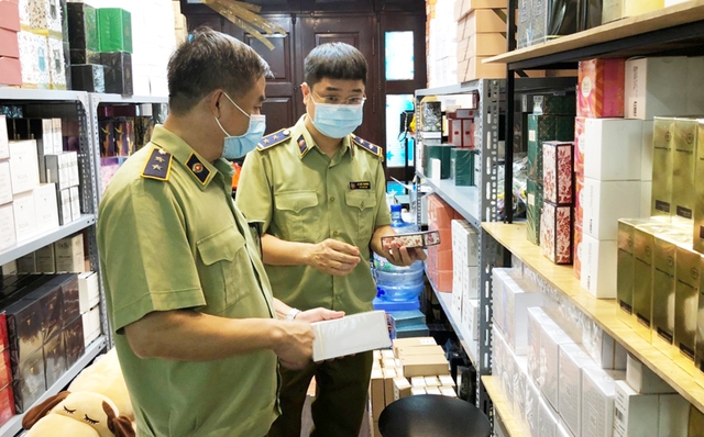 Cảnh báo mỹ phẩm được 'hô biến' thành thuốc- Ảnh 1. Cảnh báo mỹ phẩm được 'hô biến' thành thuốc- Ảnh 1.