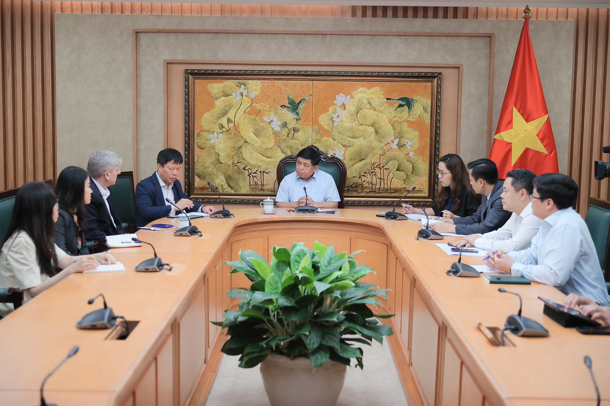Phó Thủ tướng Nguyễn Chí Dũng tiếp Viện Chính sách cấp tiến (Hoa Kỳ)- Ảnh 2. Phó Thủ tướng Nguyễn Chí Dũng tiếp Viện Chính sách cấp tiến (Hoa Kỳ)- Ảnh 2.